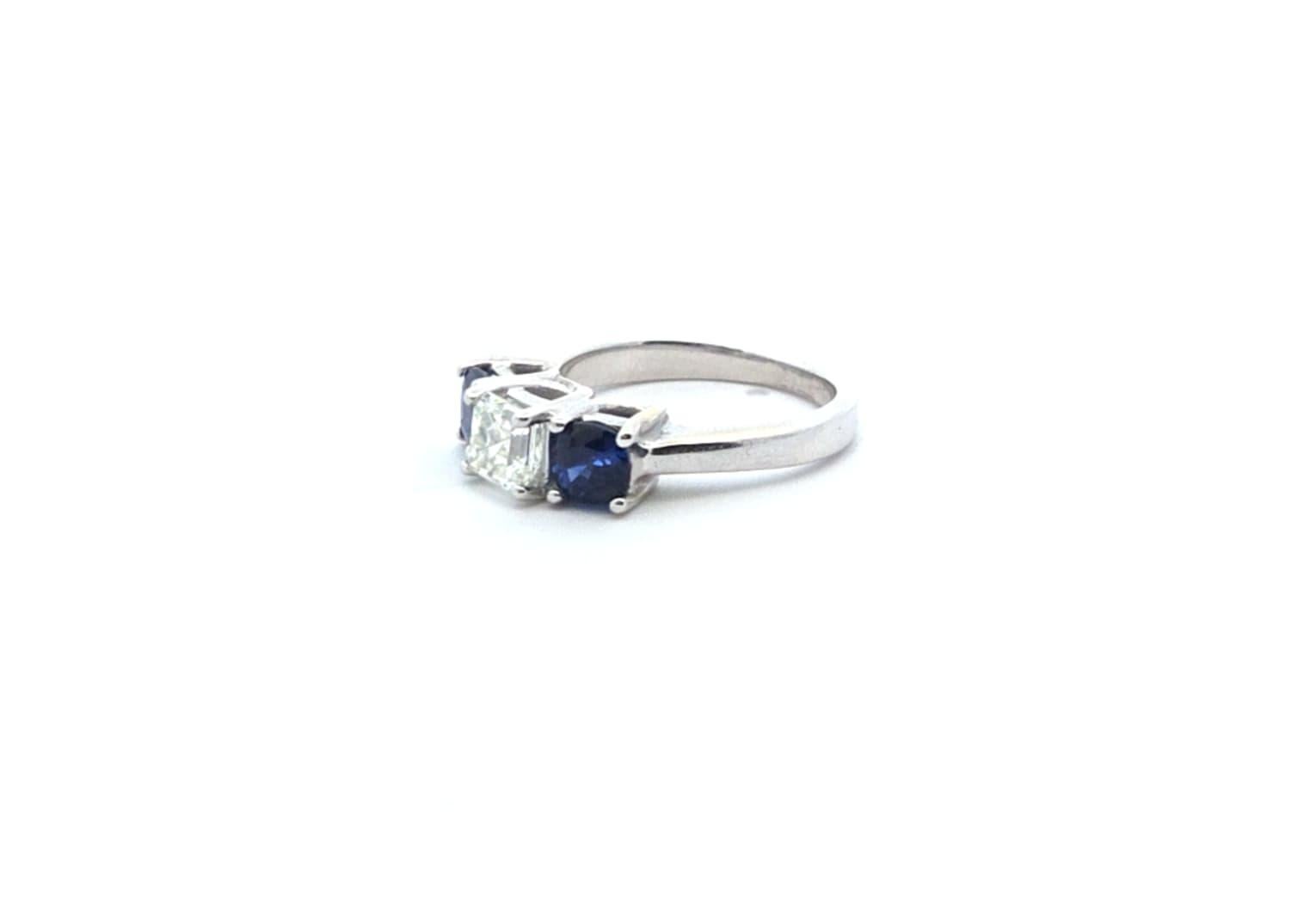 Drei Stein Saphir & Diamant Ring S1.24ct Em.90ct 14kwg (Moderne) im Angebot