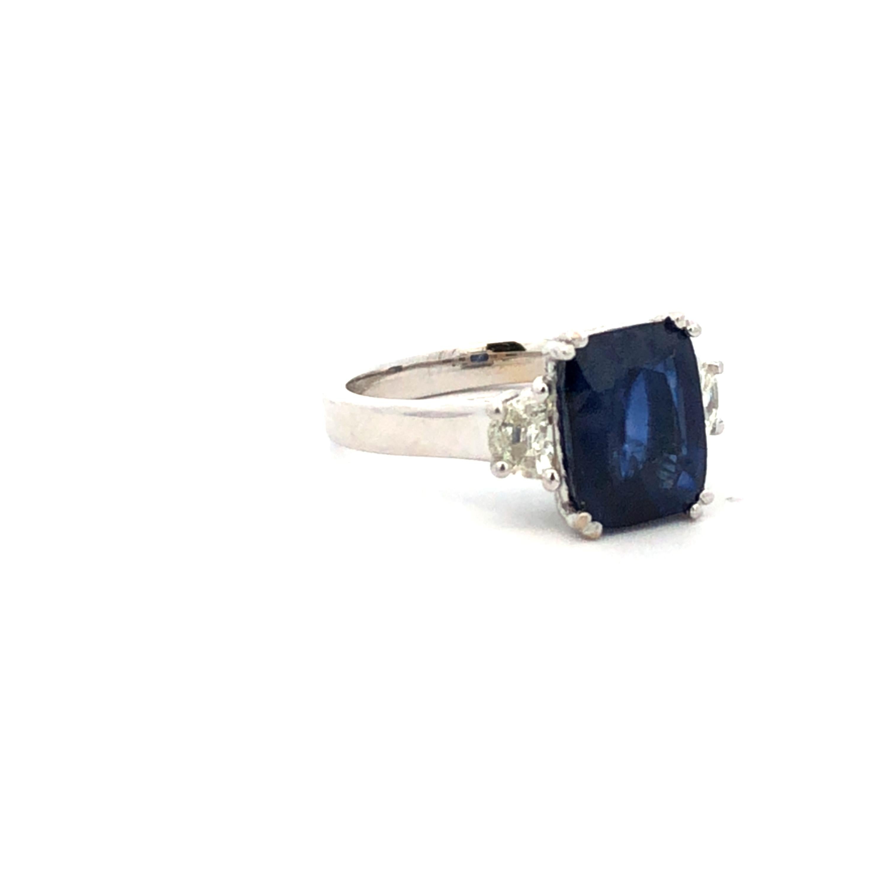 Taille coussin Bague à trois pierres saphir et diamant  S3.28ct HM.43ct 18kyg en vente