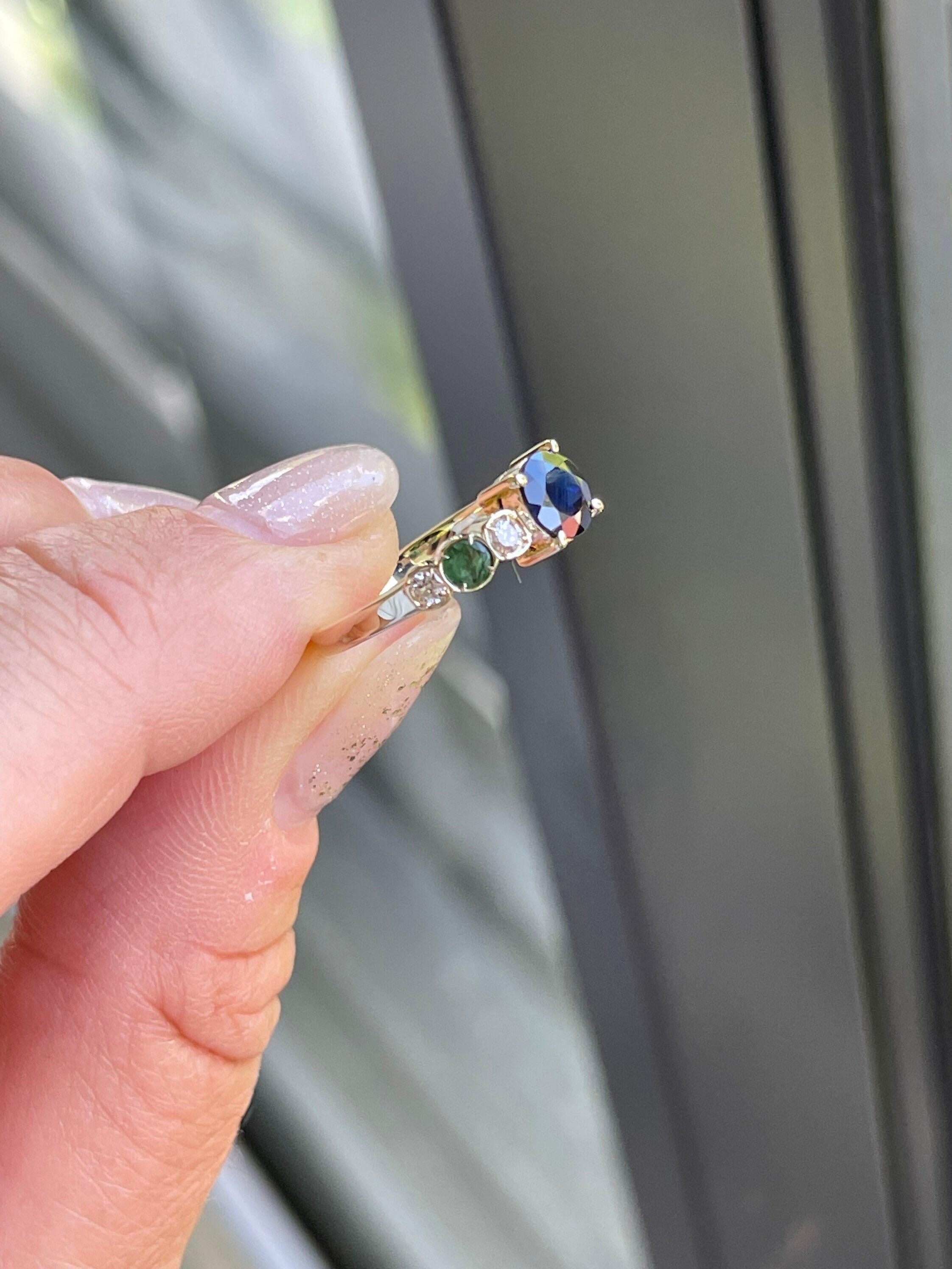 Dreisteiniger Saphir-Smaragd-Smaragd-Rubin-Ring 18KT Gelbgold (Rundschliff) im Angebot