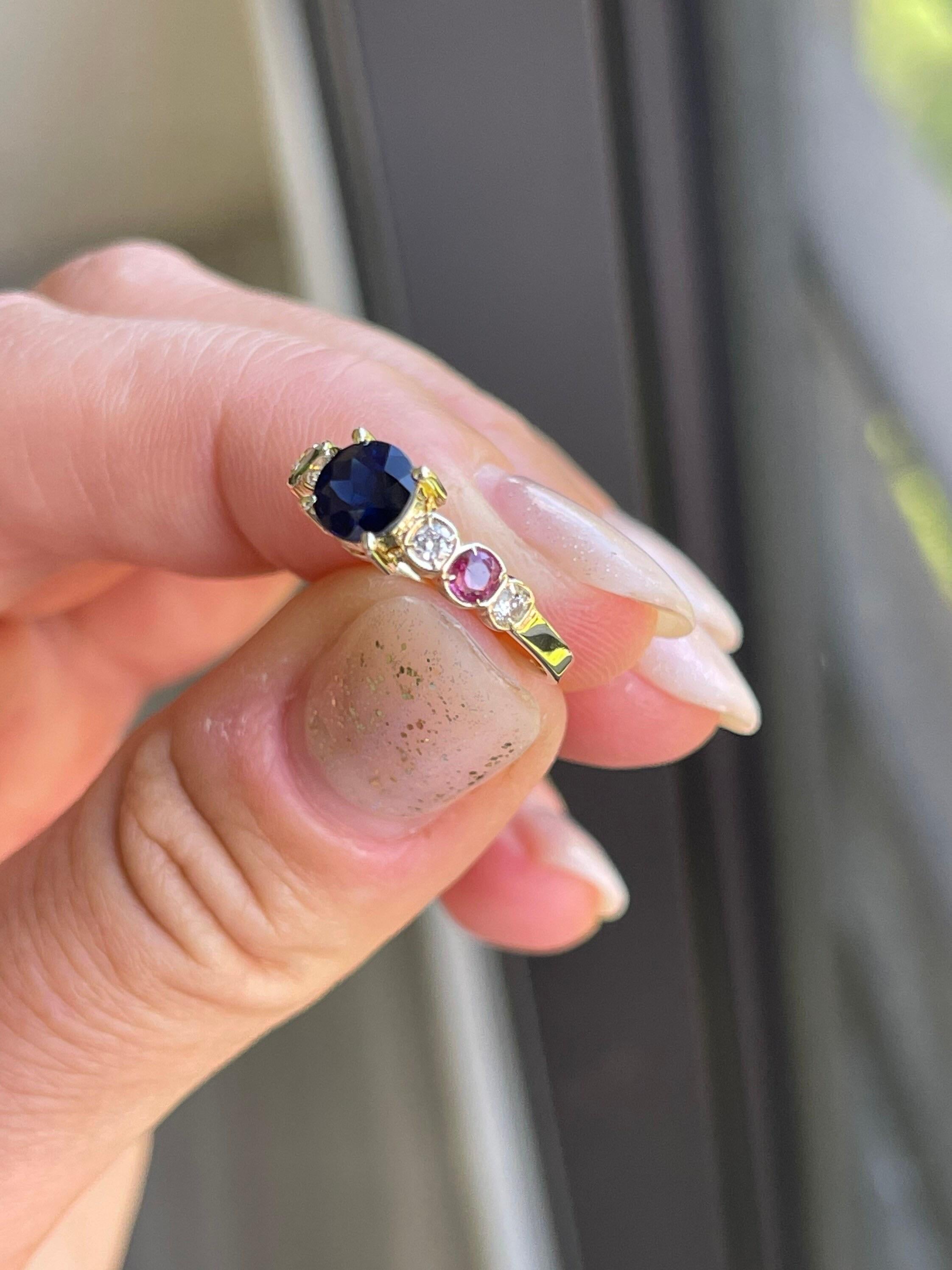Dreisteiniger Saphir-Smaragd-Smaragd-Rubin-Ring 18KT Gelbgold im Zustand „Neu“ im Angebot in Boca Raton, FL