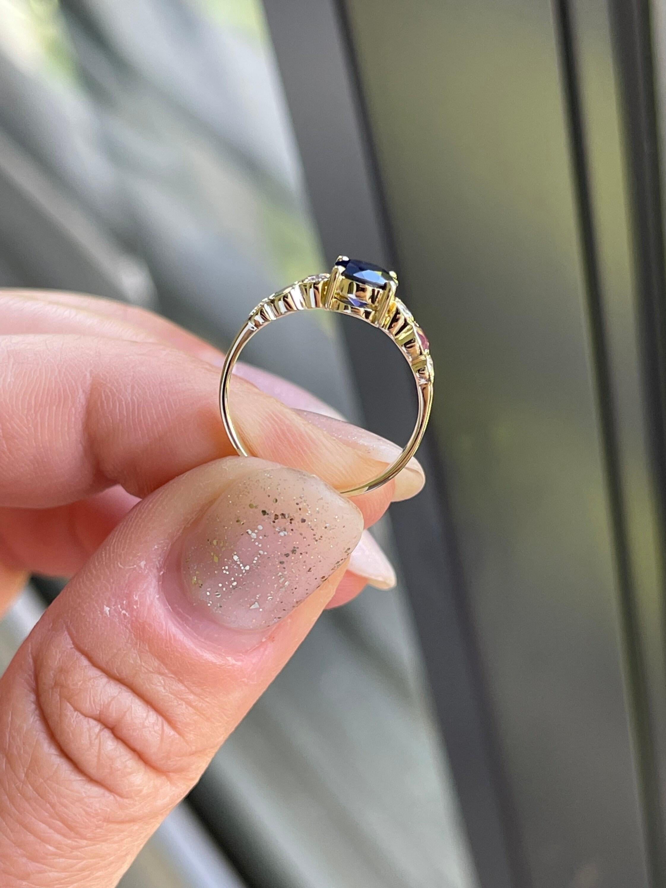 Dreisteiniger Saphir-Smaragd-Smaragd-Rubin-Ring 18KT Gelbgold Damen im Angebot