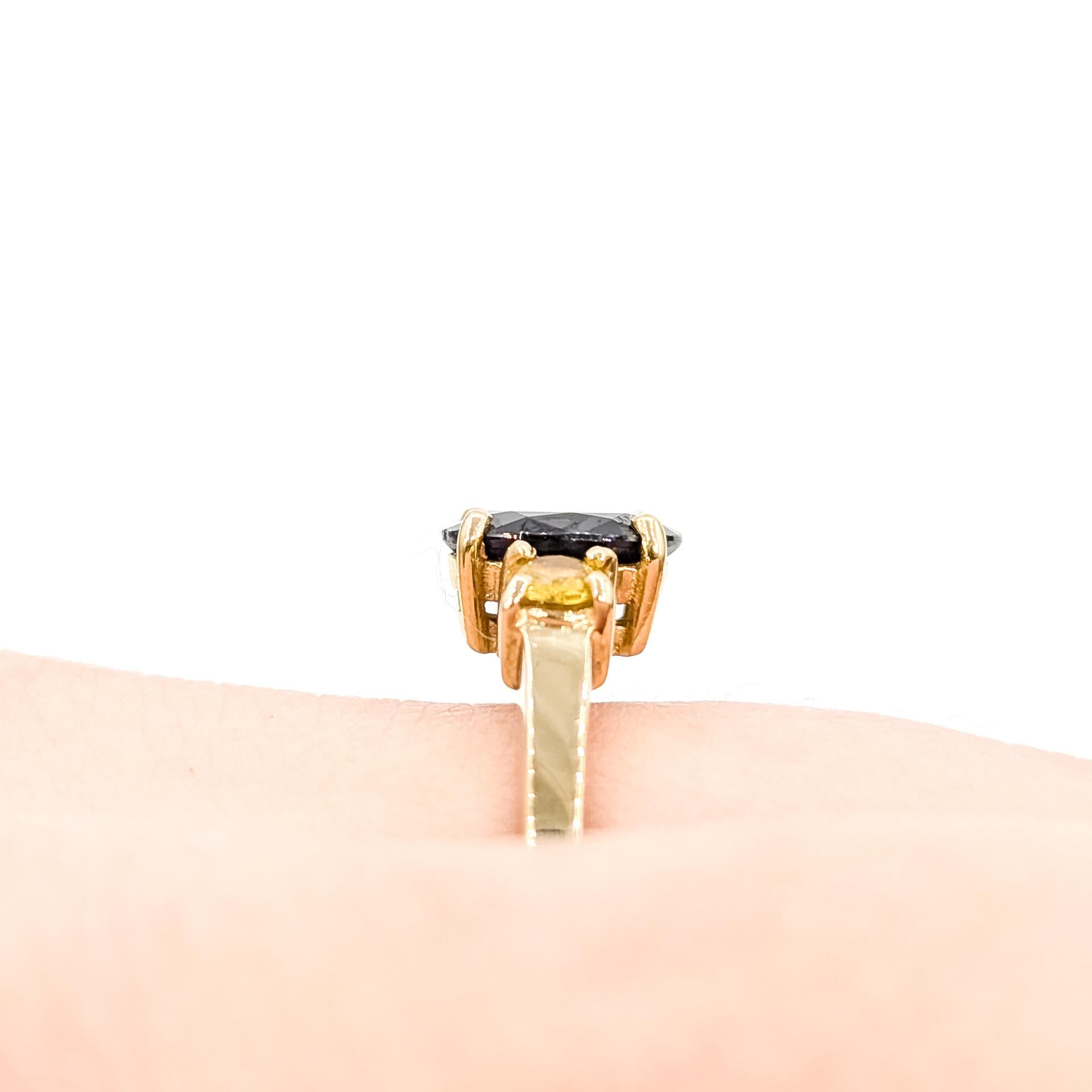 Taglio ovale Anello con zaffiro a tre pietre in oro giallo 14k in vendita