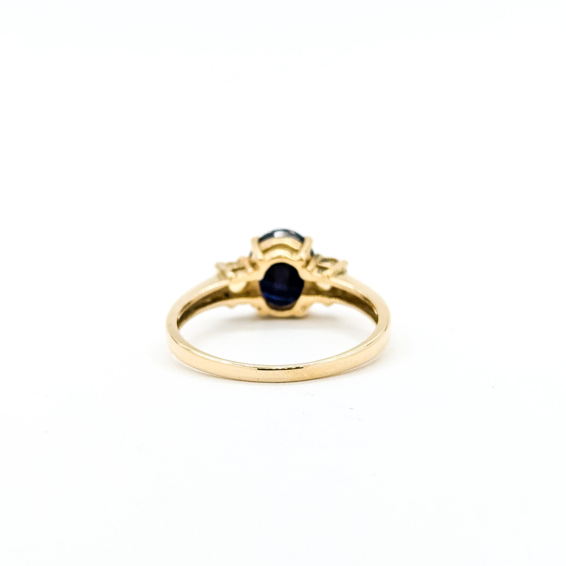 Anello con zaffiro a tre pietre in oro giallo 14k in vendita 1