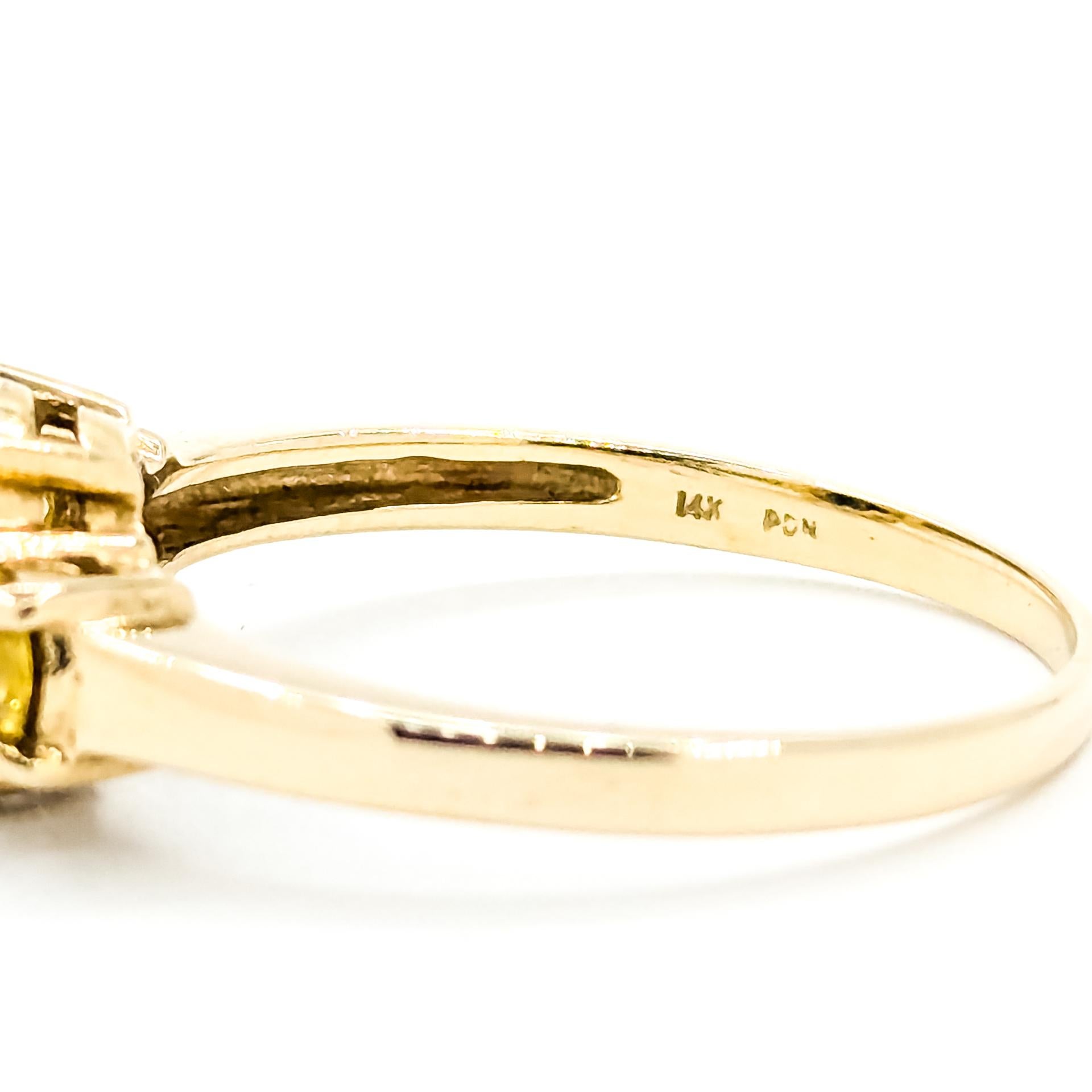 Anello con zaffiro a tre pietre in oro giallo 14k in vendita 2