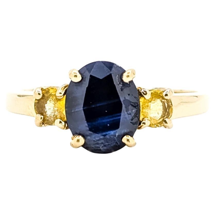 Anello con zaffiro a tre pietre in oro giallo 14k in vendita