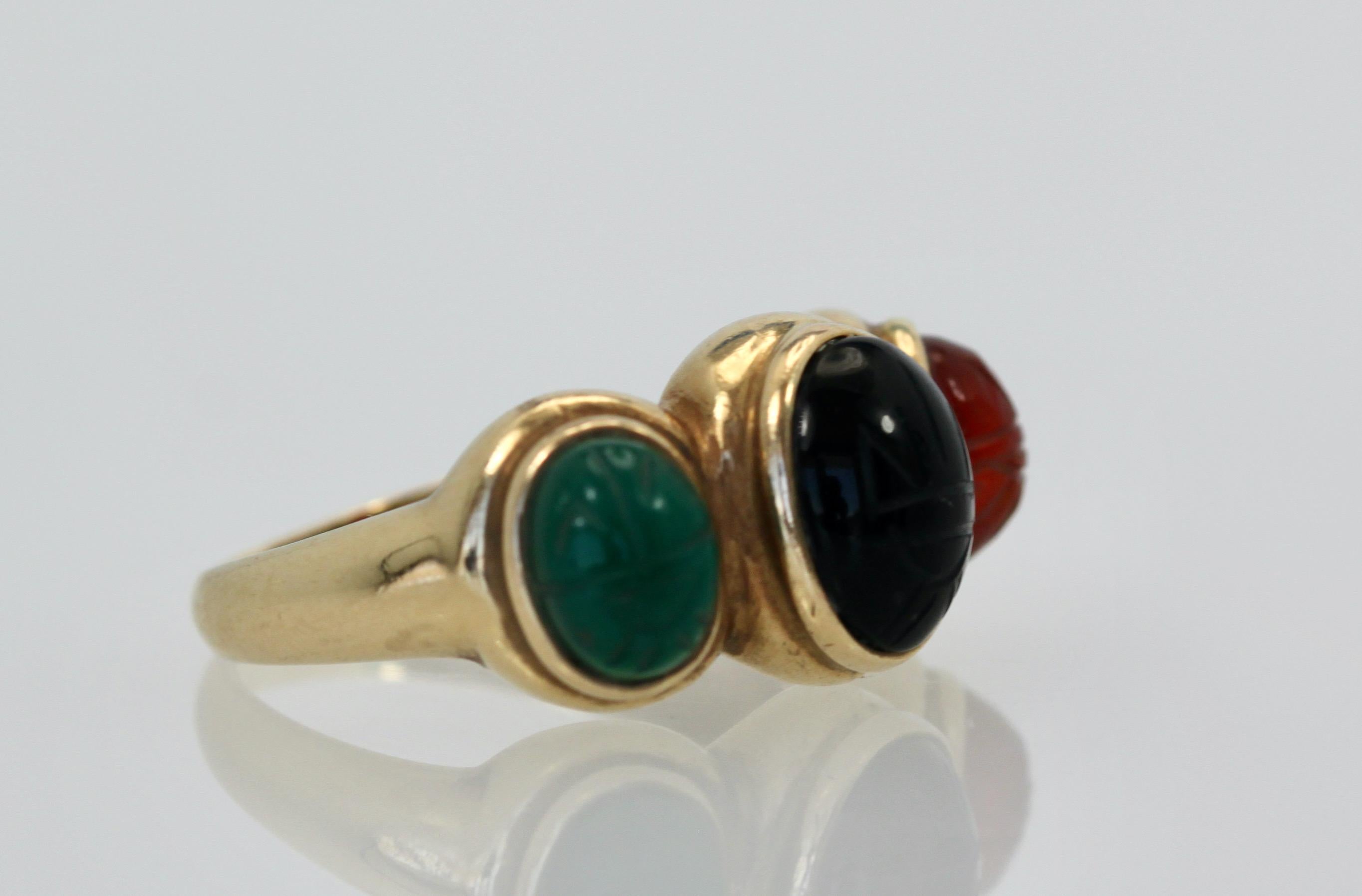 Dieser Skarabäusring passt zu der Halskette und dem Armband, die ich in einem anderen Angebot habe.  Dieser Ring besteht aus Malachit, Onyx und Karneol, gefasst in 14K Gelbgold.  Er wiegt 6,1 Gramm, ist 21,60 mm lang, 10,95 mm breit und 6,63 tief,