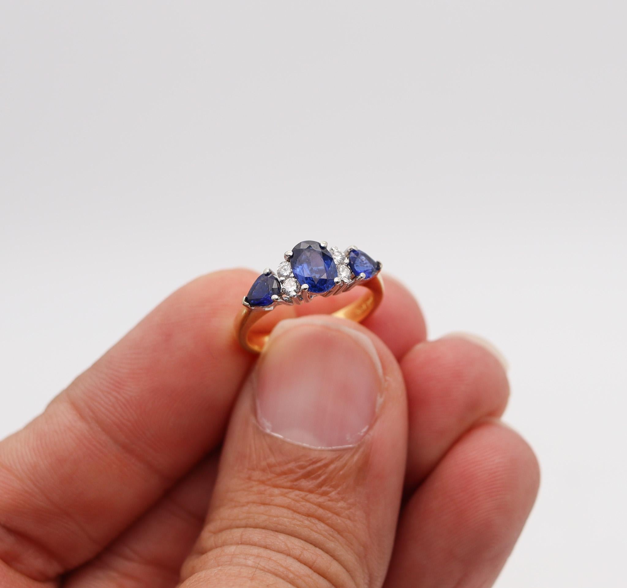 Three Stone Setting Ring In 18Kt Gold With 1.87 Ctw In Sapphires And Diamonds In Excellent Condition For Sale In Miami, FL