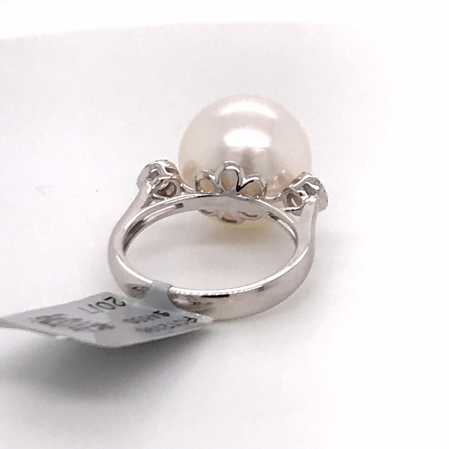 Three-Stone South Sea Pearl Diamond Ring 0.12 Carat 18 Karat White Gold For Sale 4