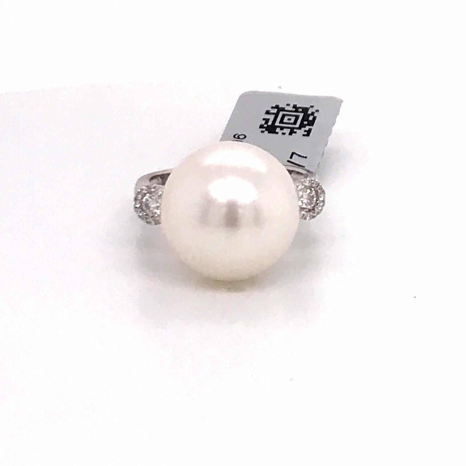Three-Stone South Sea Pearl Diamond Ring 0.12 Carat 18 Karat White Gold For Sale 5