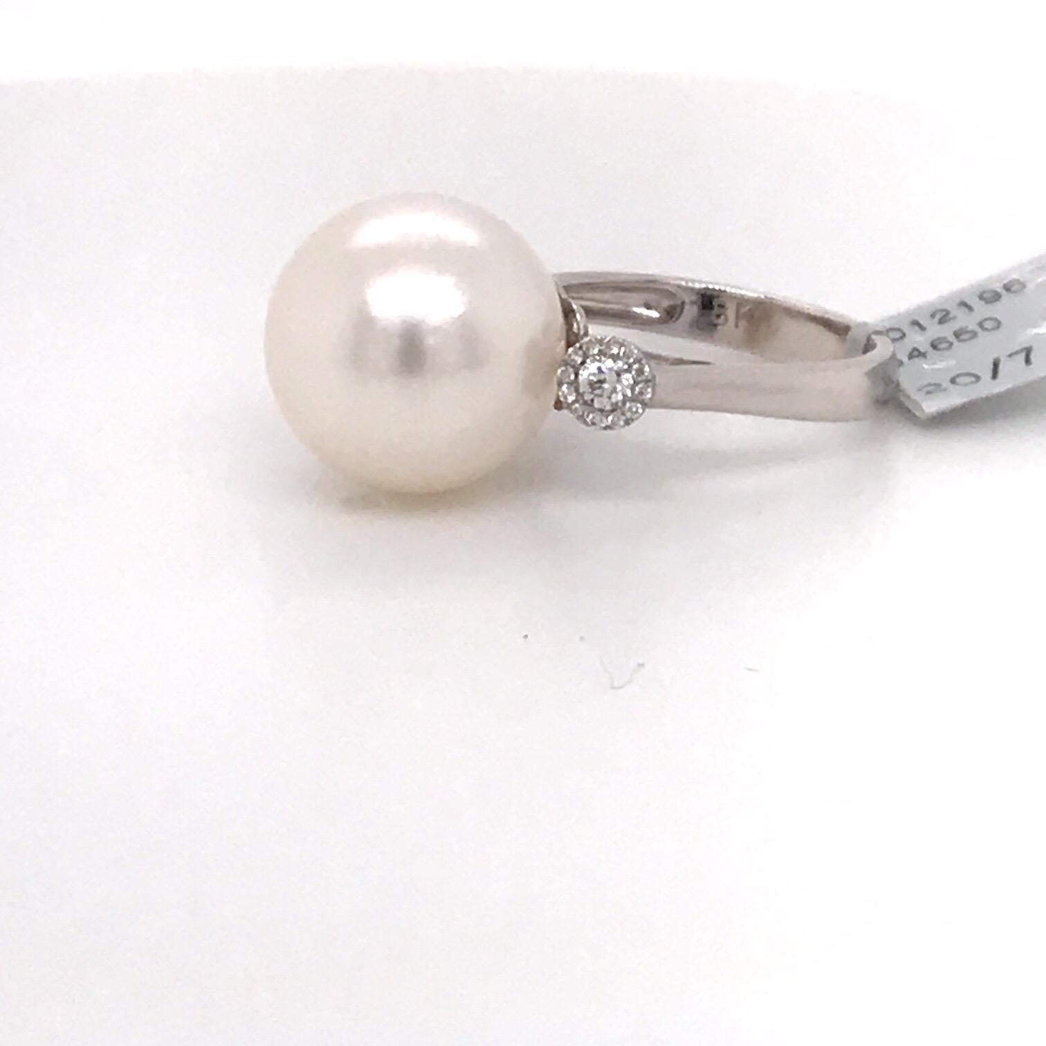 Contemporary Three-Stone South Sea Pearl Diamond Ring 0.12 Carat 18 Karat White Gold For Sale