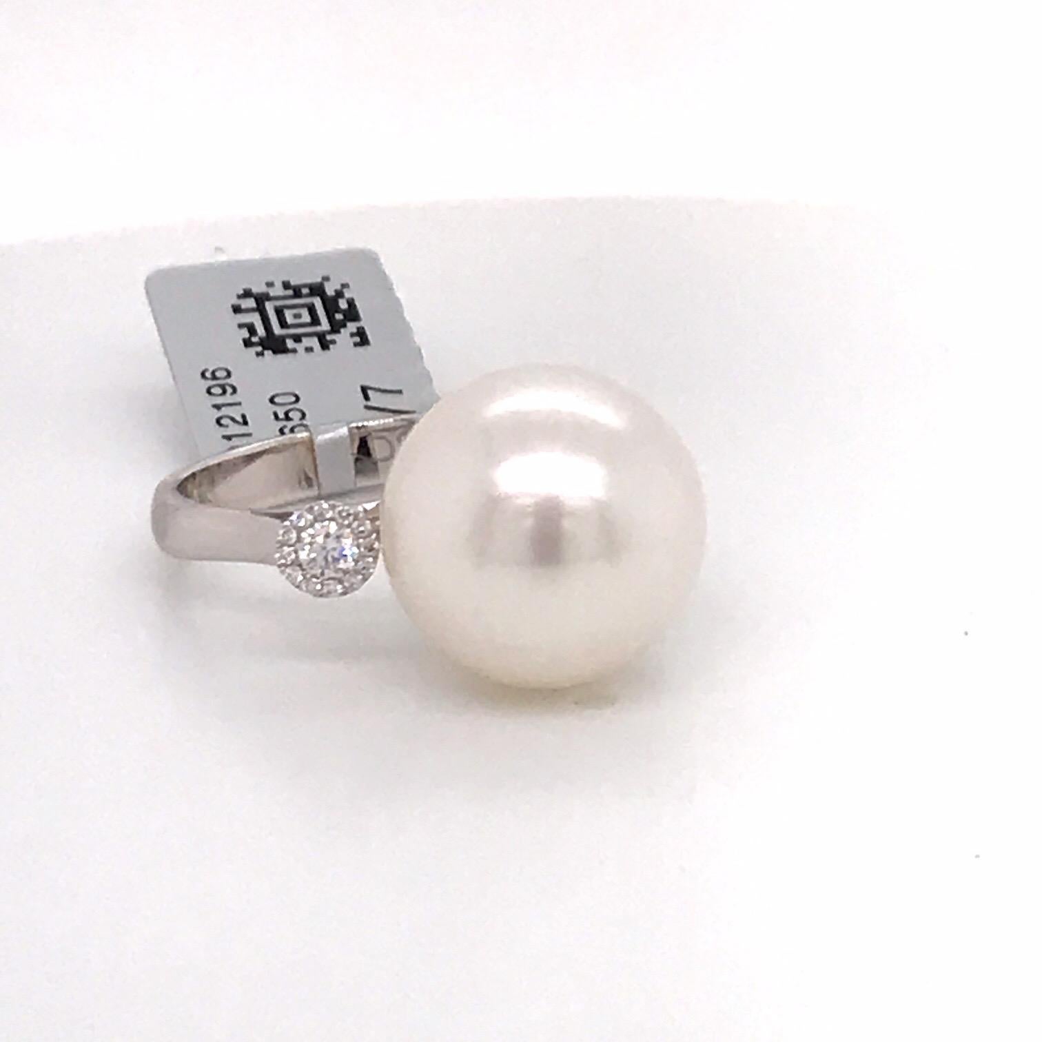 Women's Three-Stone South Sea Pearl Diamond Ring 0.12 Carat 18 Karat White Gold For Sale