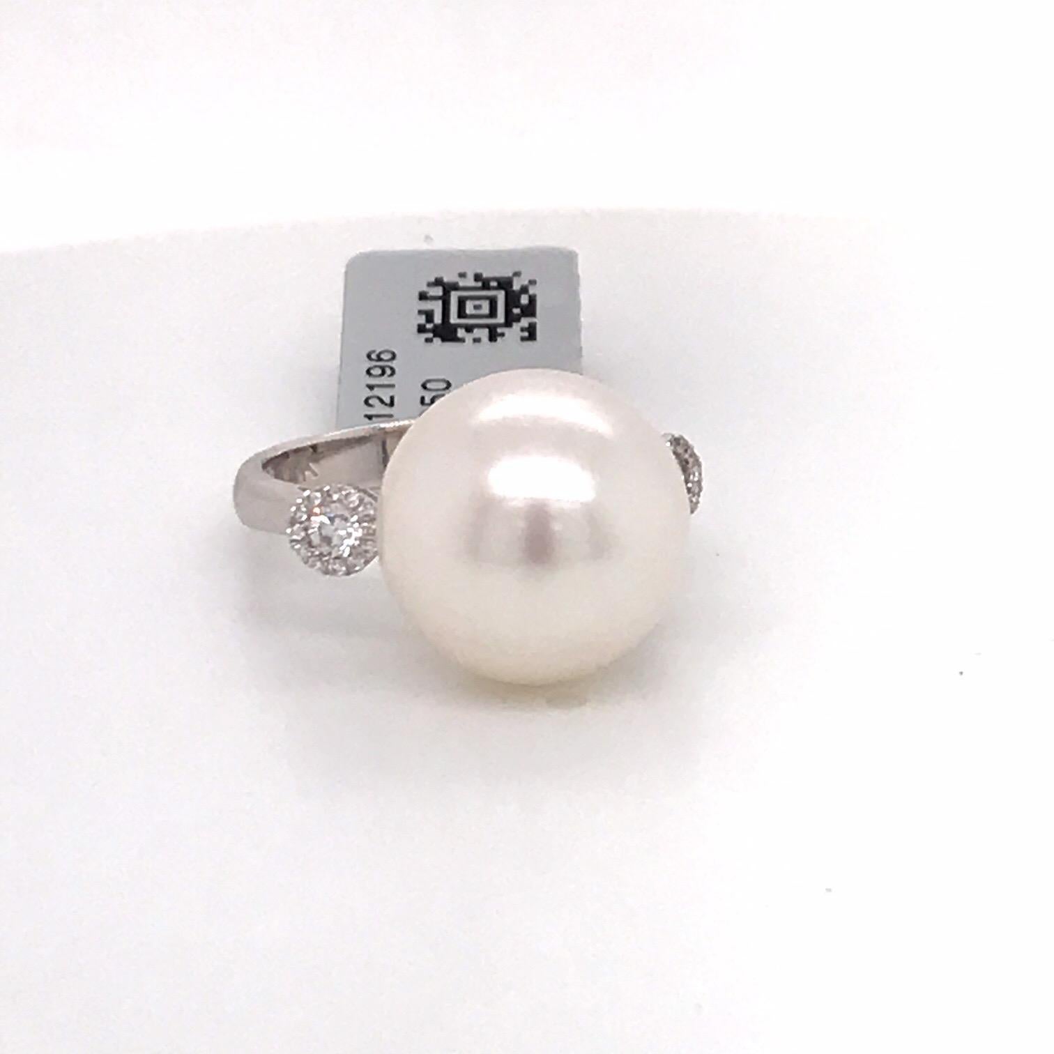 Three-Stone South Sea Pearl Diamond Ring 0.12 Carat 18 Karat White Gold For Sale 1