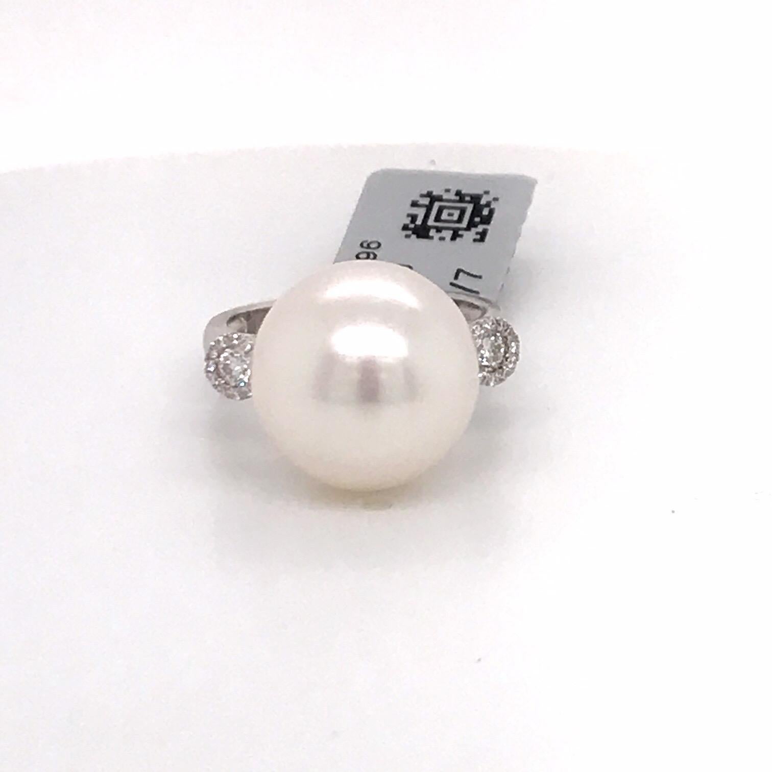 Three-Stone South Sea Pearl Diamond Ring 0.12 Carat 18 Karat White Gold For Sale 2