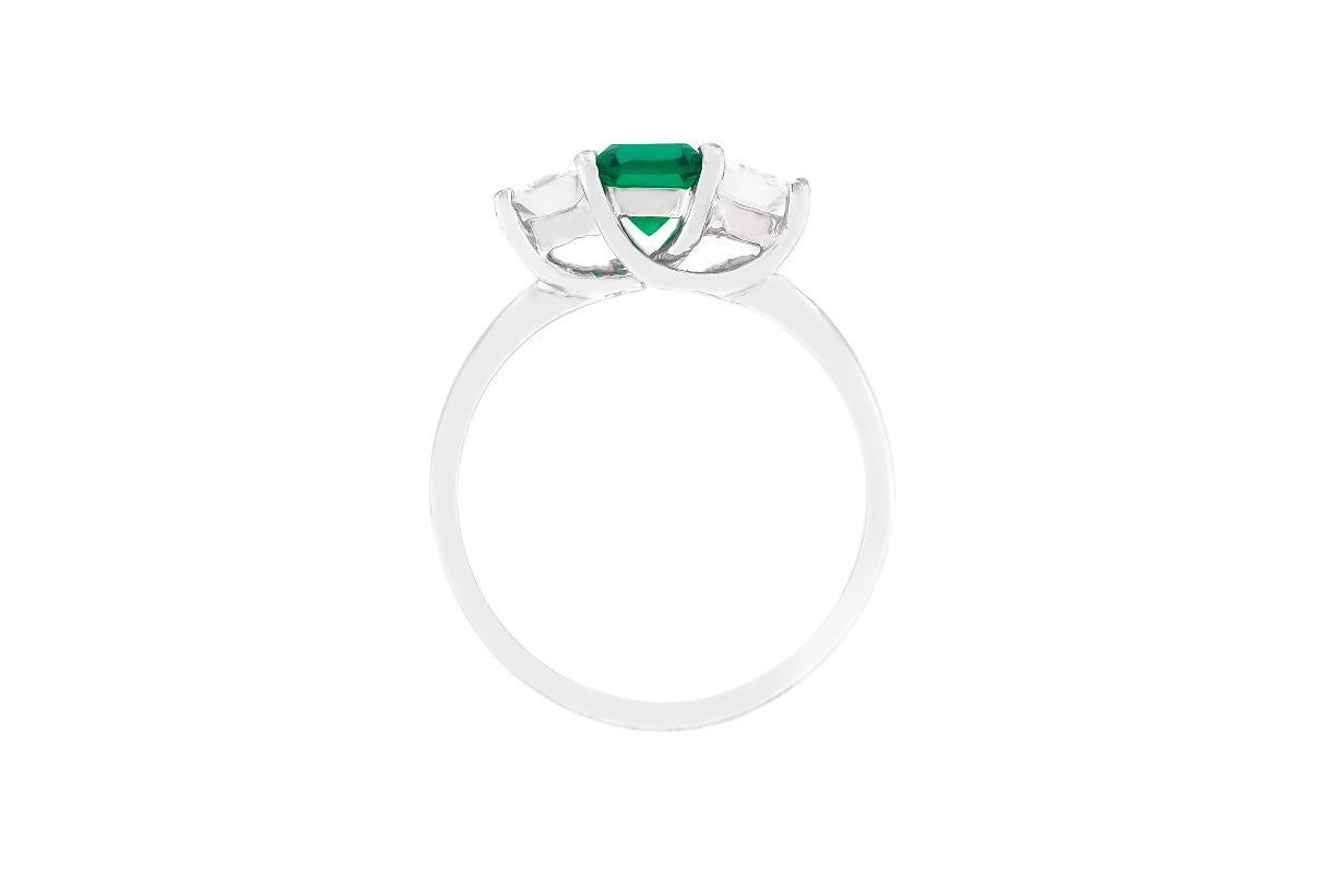Smaragd-Diamant-Ring mit quadratischem Schliff und drei Steinen (Carréeschliff) im Angebot