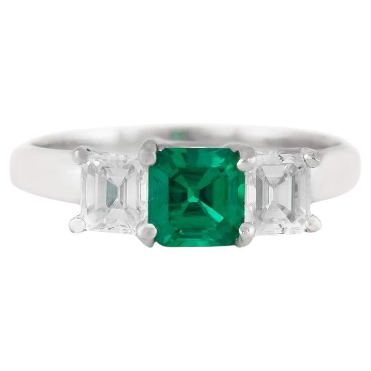 Smaragd-Diamant-Ring mit quadratischem Schliff und drei Steinen im Angebot