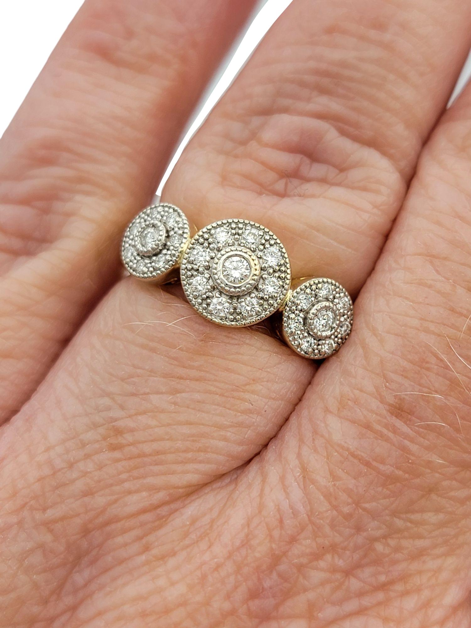 Runder Pavé-Diamant-Halo-Ring mit drei Steinen in zweifarbigem 18 Karat Gold im Angebot 4