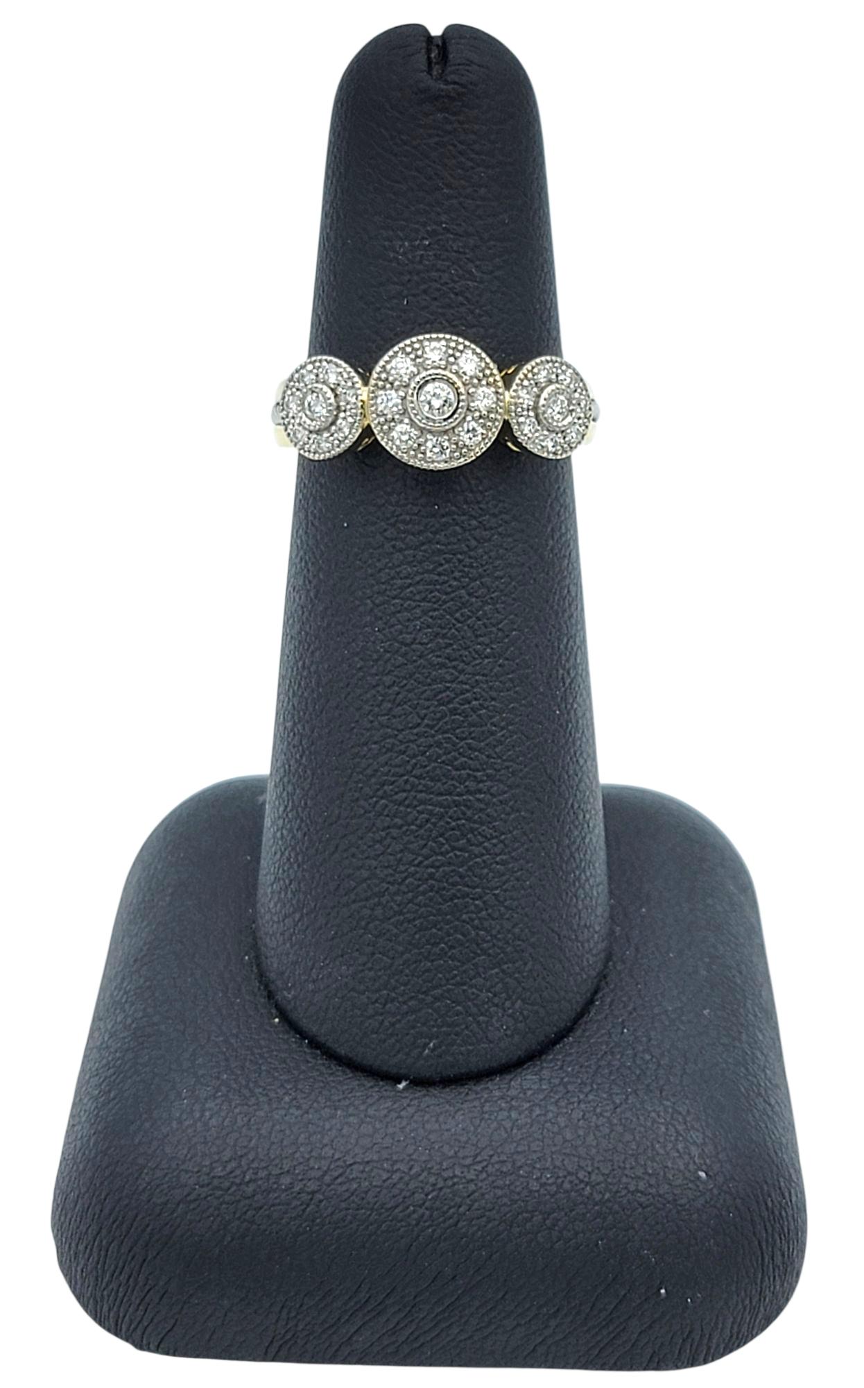 Runder Pavé-Diamant-Halo-Ring mit drei Steinen in zweifarbigem 18 Karat Gold im Angebot 5