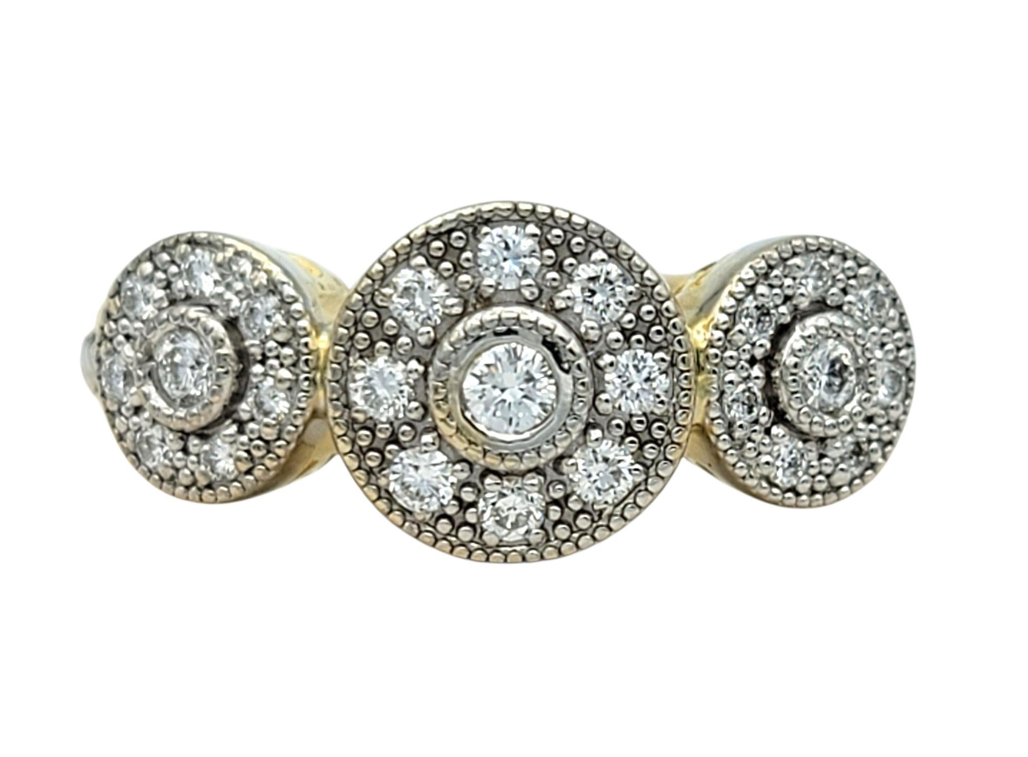 Ringgröße: 6

Dieser elegante Ring zeigt drei runde Diamanten, von denen jeder von einem eigenen zarten Diamantenhalo umgeben ist, der ein Trio von strahlenden Kreisen auf dem Ring bildet. Die weißen Brillanten sind in 18 Karat Weißgold gefasst, was