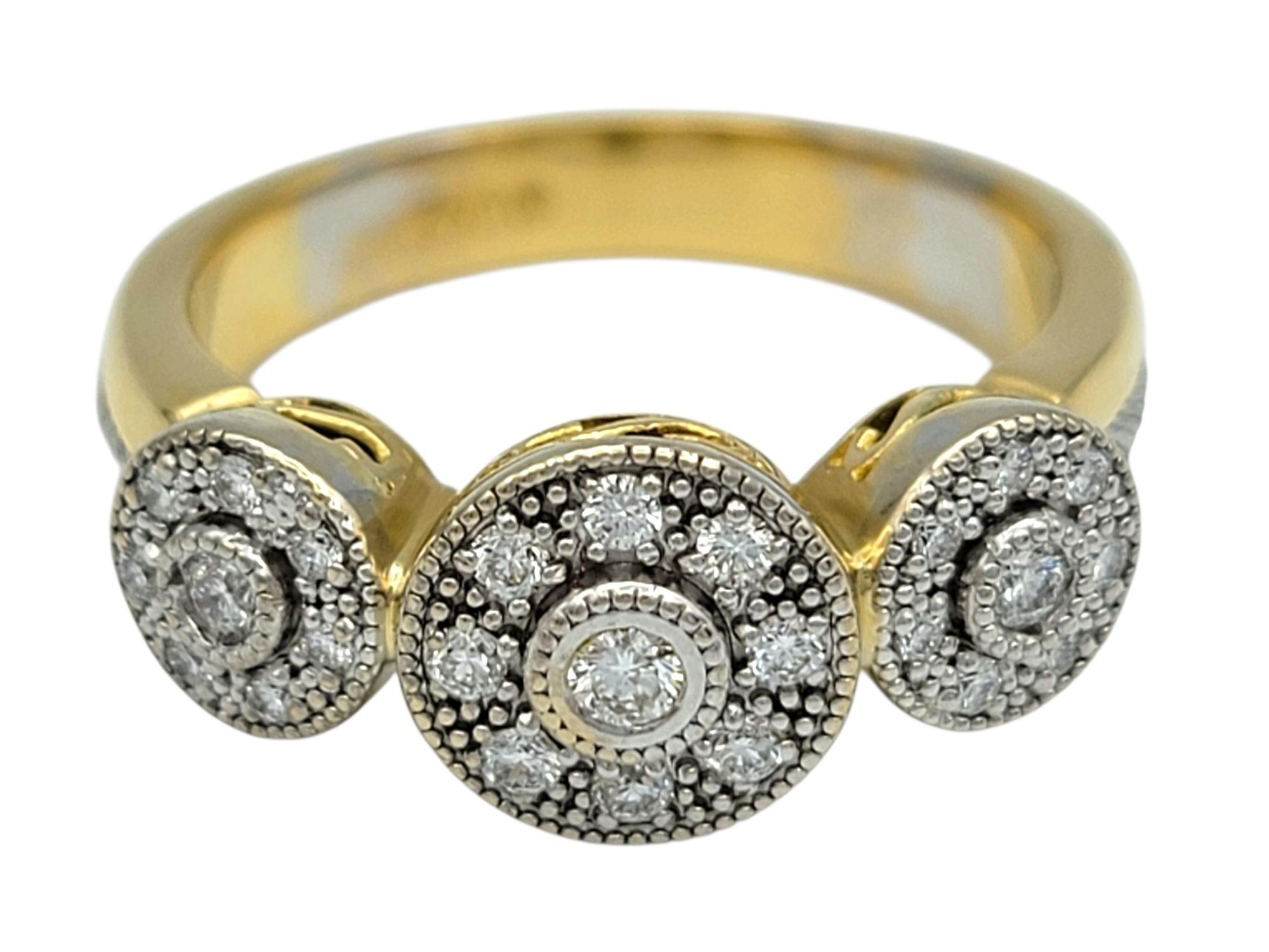 Runder Pavé-Diamant-Halo-Ring mit drei Steinen in zweifarbigem 18 Karat Gold (Zeitgenössisch) im Angebot
