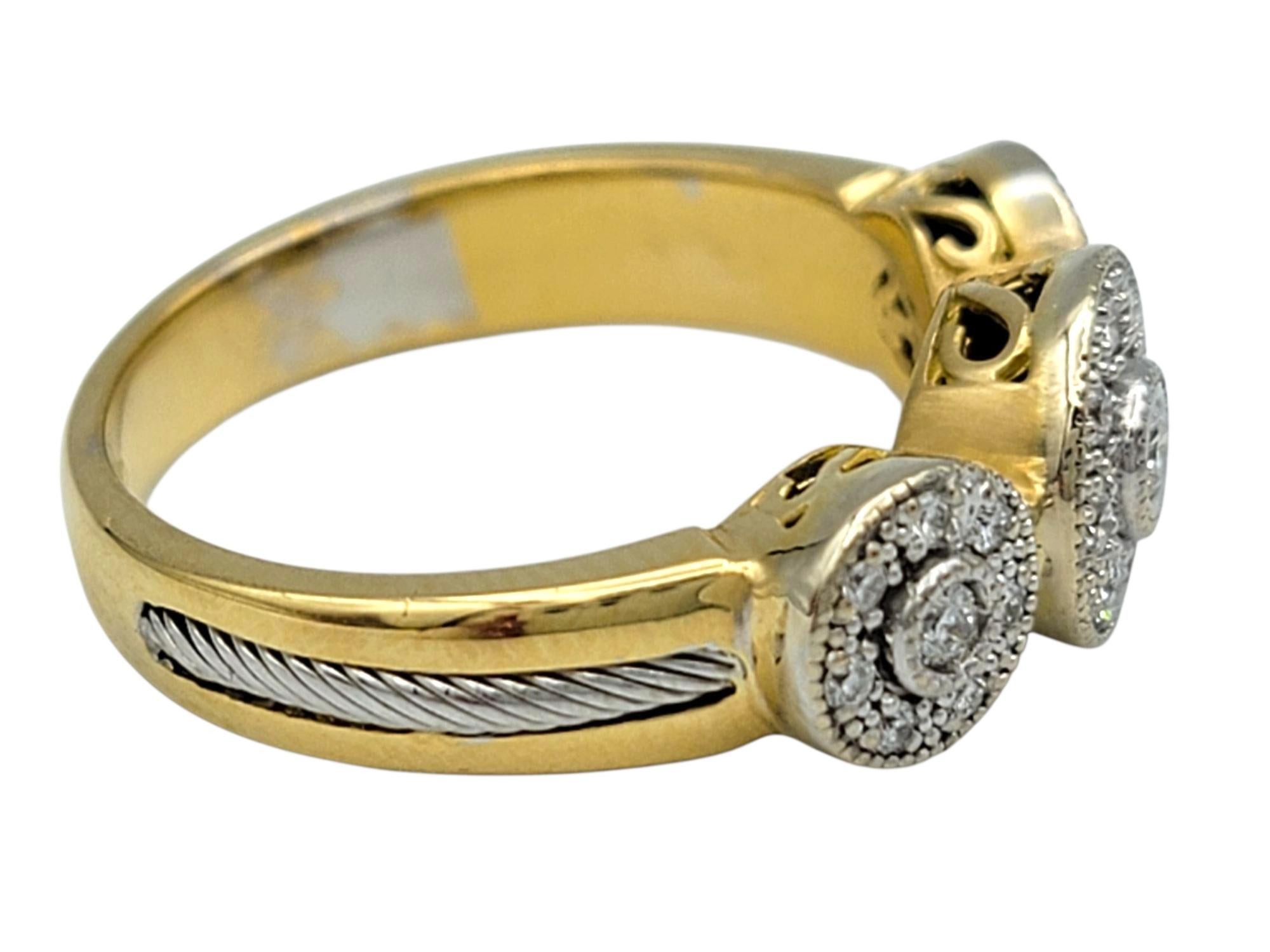 Runder Pavé-Diamant-Halo-Ring mit drei Steinen in zweifarbigem 18 Karat Gold im Zustand „Gut“ im Angebot in Scottsdale, AZ