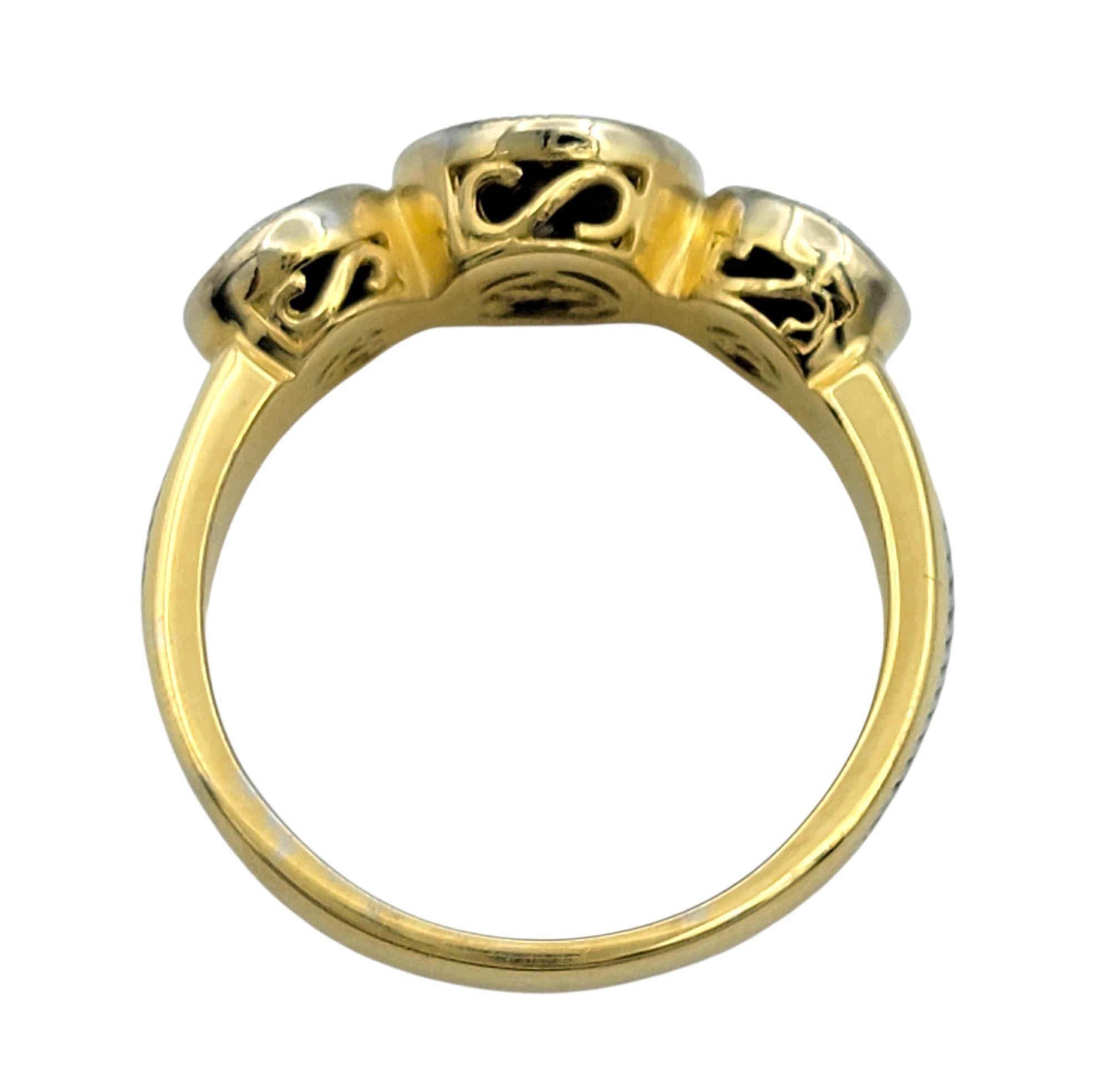 Runder Pavé-Diamant-Halo-Ring mit drei Steinen in zweifarbigem 18 Karat Gold im Angebot 1