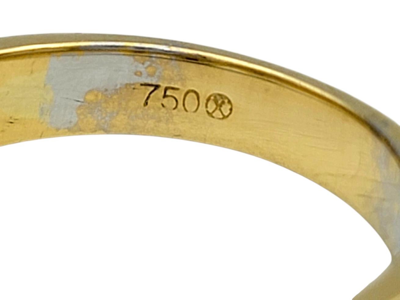 Runder Pavé-Diamant-Halo-Ring mit drei Steinen in zweifarbigem 18 Karat Gold im Angebot 2