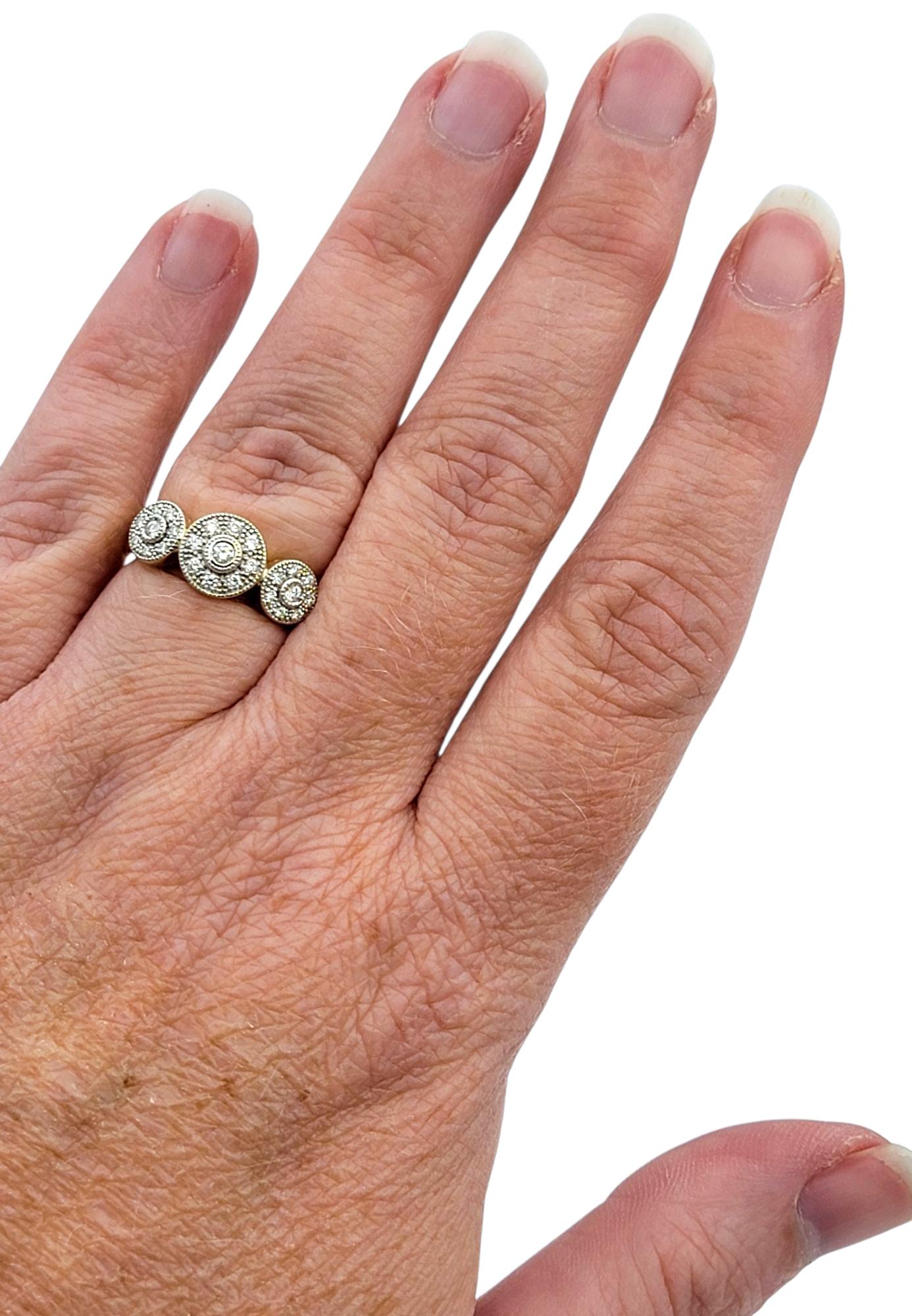 Runder Pavé-Diamant-Halo-Ring mit drei Steinen in zweifarbigem 18 Karat Gold im Angebot 3