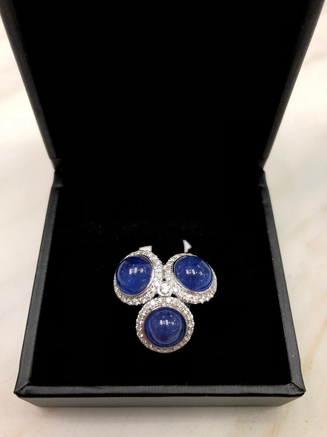 Taille émeraude Bague cocktail d'anniversaire à trois pierres avec tanzanite et diamants 9,07 ctw en vente