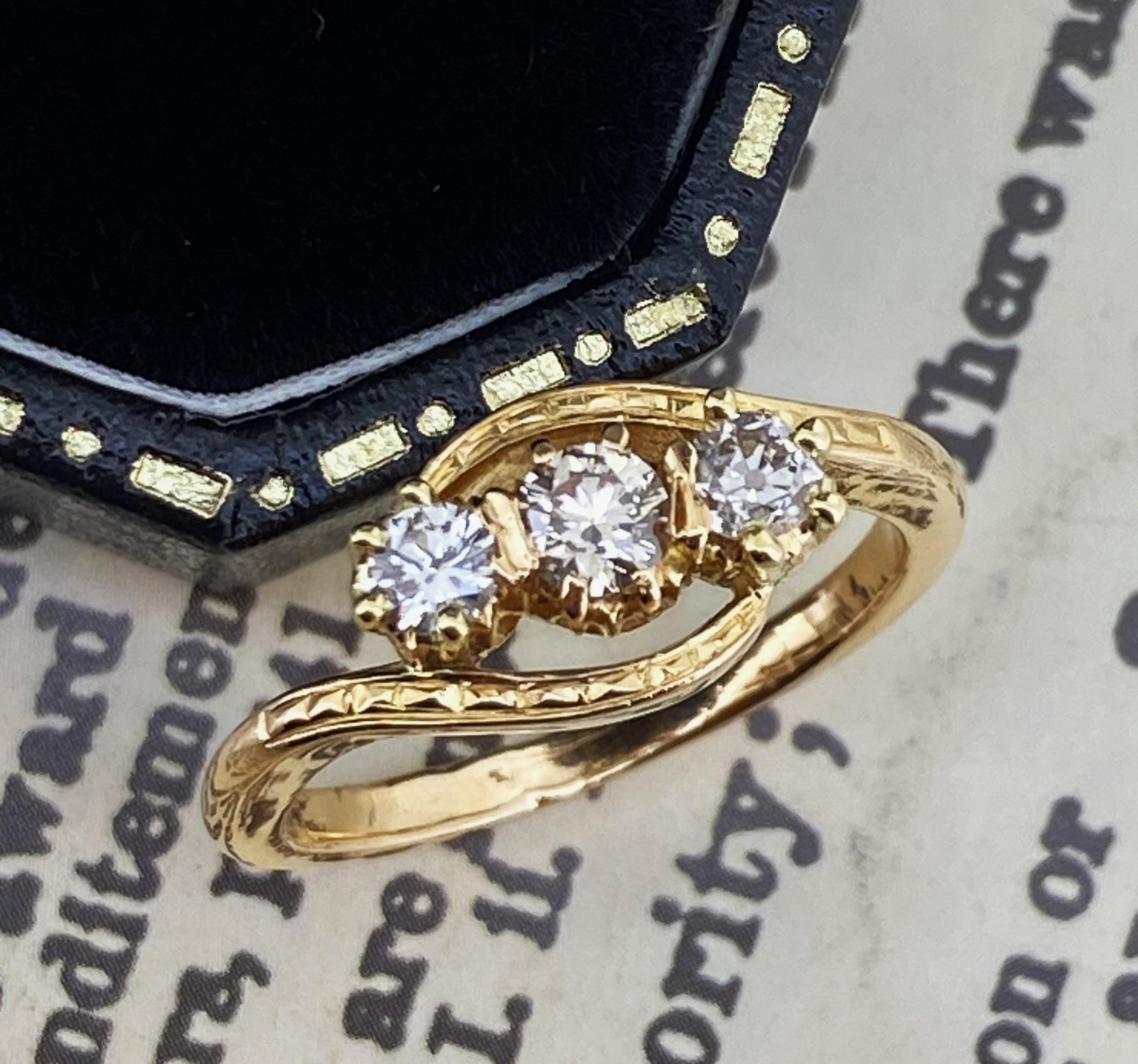 Squisitamente progettato come un anello a tre pietre, 
di un elegante motivo di bypass 
(questo tipo di ambiente tradizionalmente simboleggiava 
2 anime che si uniscono in un'unica unione) 

The Claw con 3 scintillanti diamanti taglio brillante,
ben