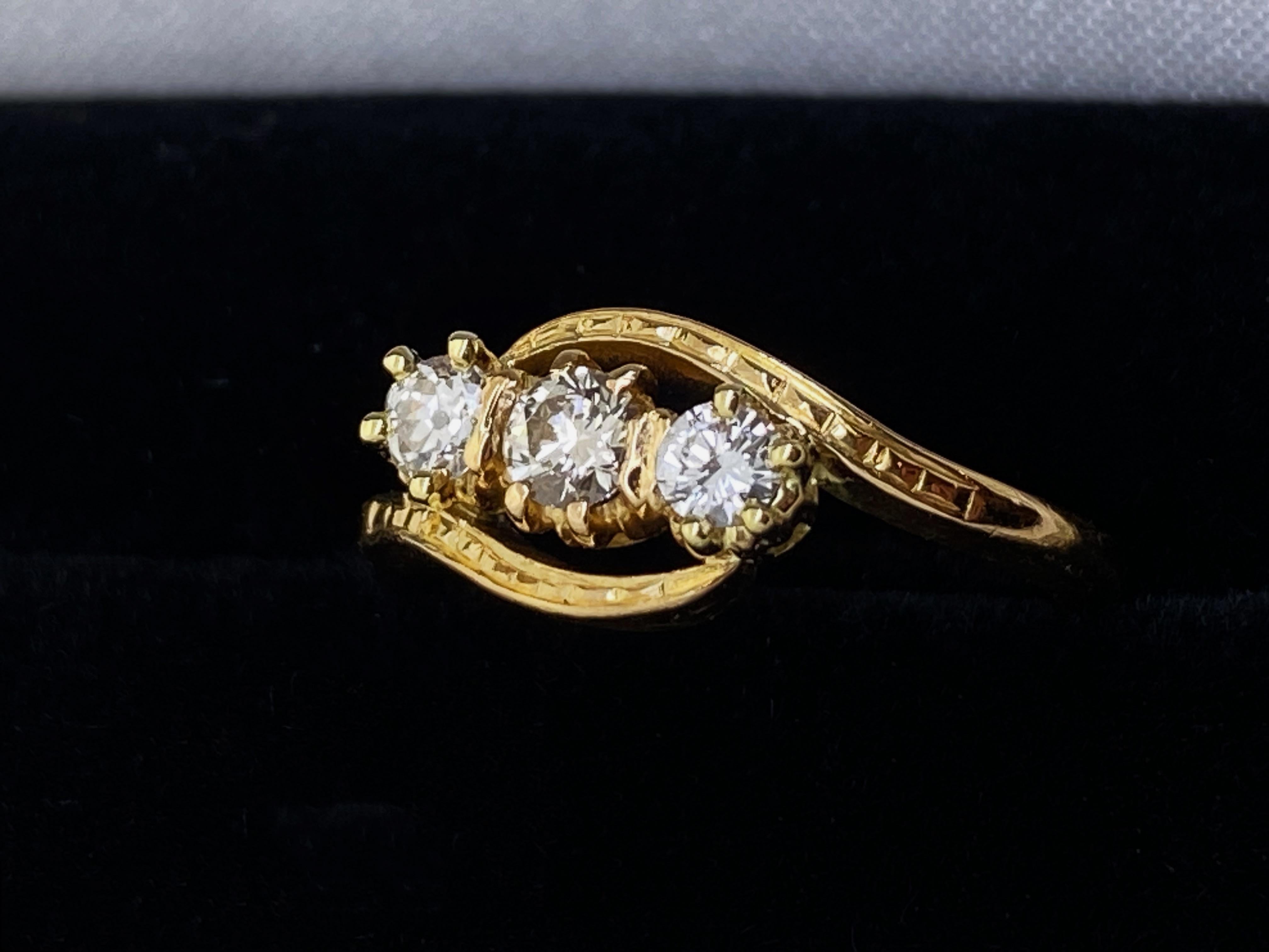 Taglio rotondo Anello con tre pietre (Trinity) e diamanti (0,50 carati) con incastonatura ByPass in oro giallo 22 carati in vendita