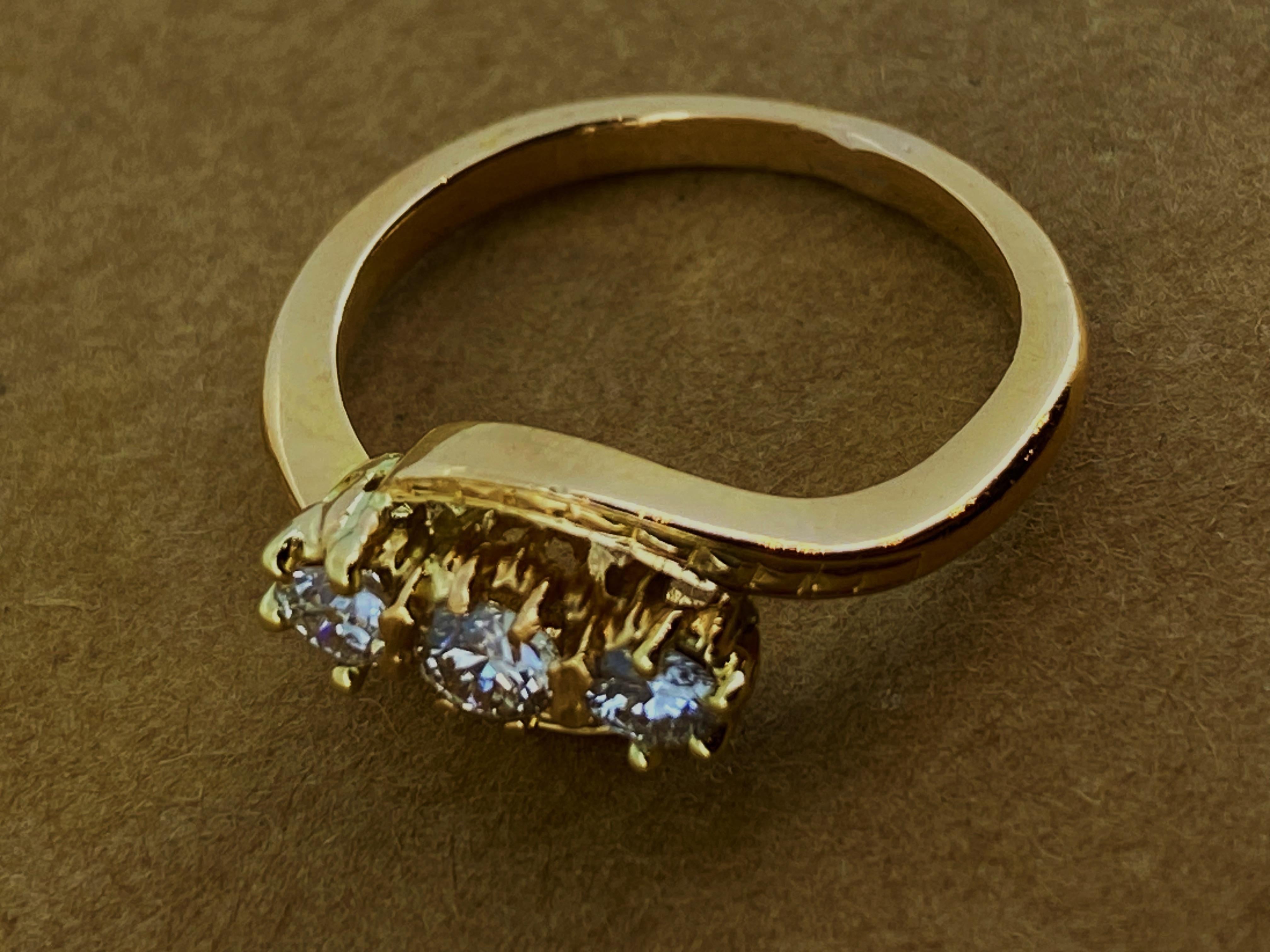 Anello con tre pietre (Trinity) e diamanti (0,50 carati) con incastonatura ByPass in oro giallo 22 carati In condizioni ottime in vendita a MELBOURNE, AU