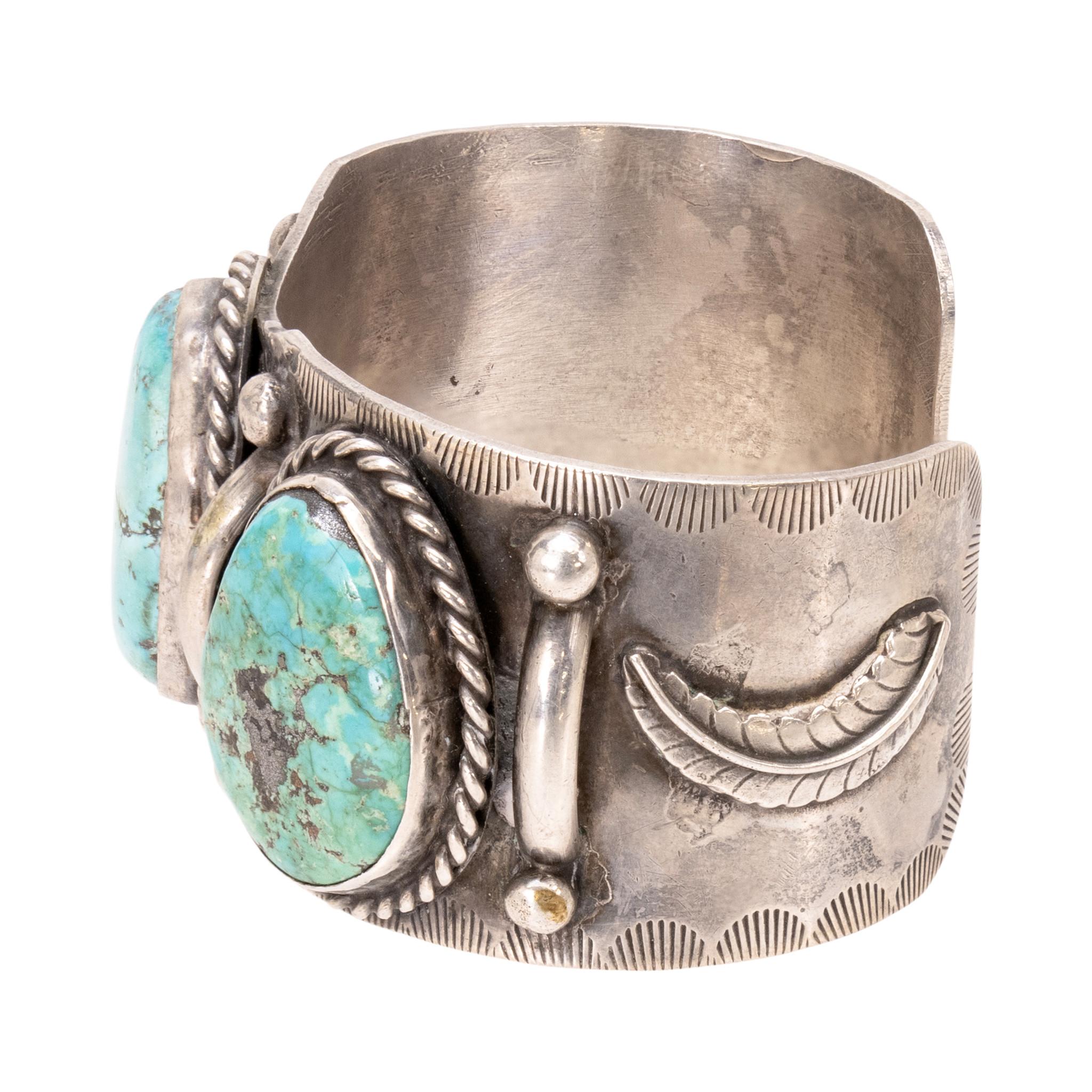Bracciale a tre pietre in turchese Kingman e argento sterling. Grandi pietre con colori che variano dal blu chiaro al verde acqua, tutte con matrice marrone ricca. Ogni pietra è incastonata in un castone con bordo in corda ritorta, le pietre sono
