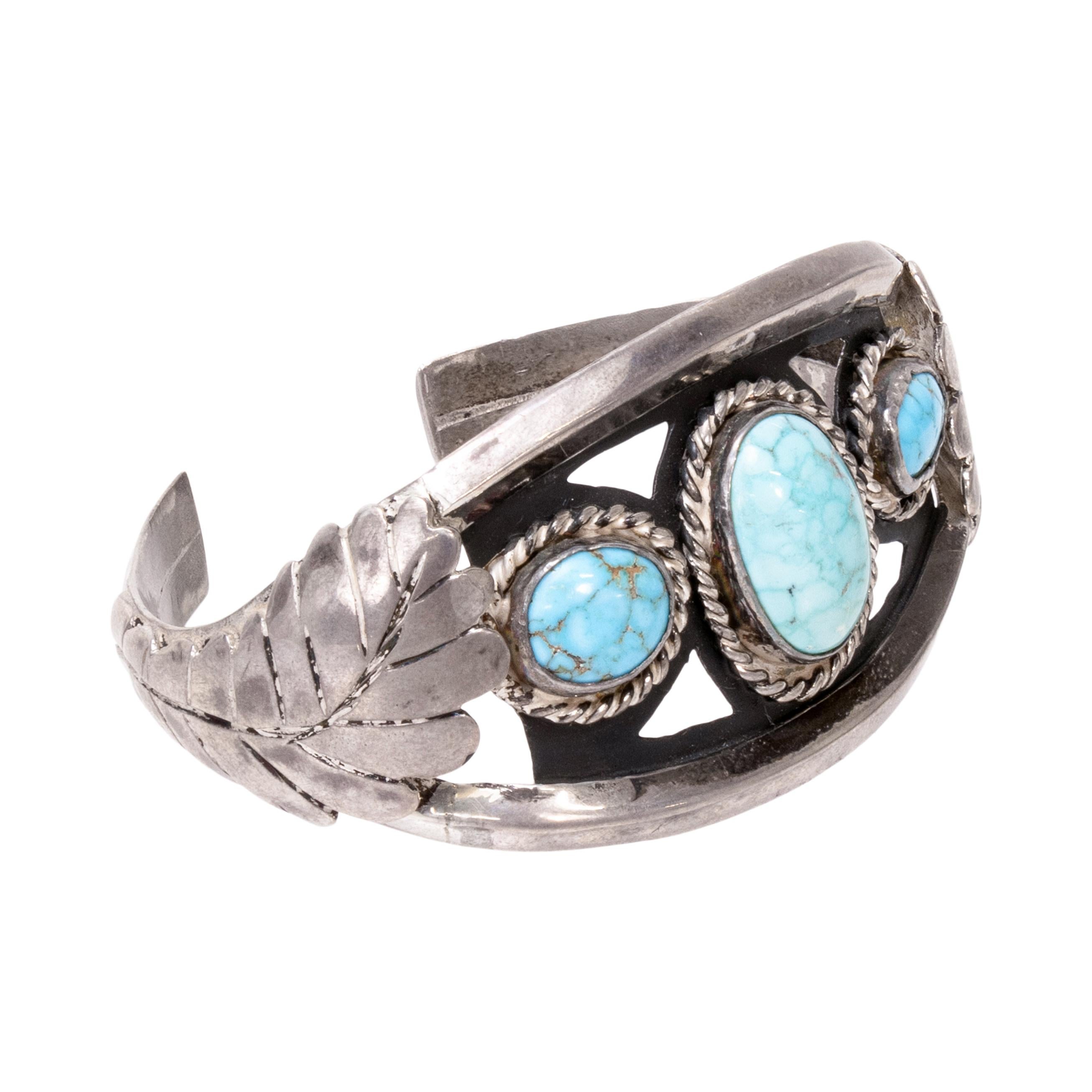 Bracciale a tre pietre di turchese e argento sterling. Eccezionali pietre di turchese di Matrix, con una colorazione molto chiara e celeste, tutte con matrice a ragnatela. Ognuno di essi è incastonato in un castone con bordi in corda ritorta,