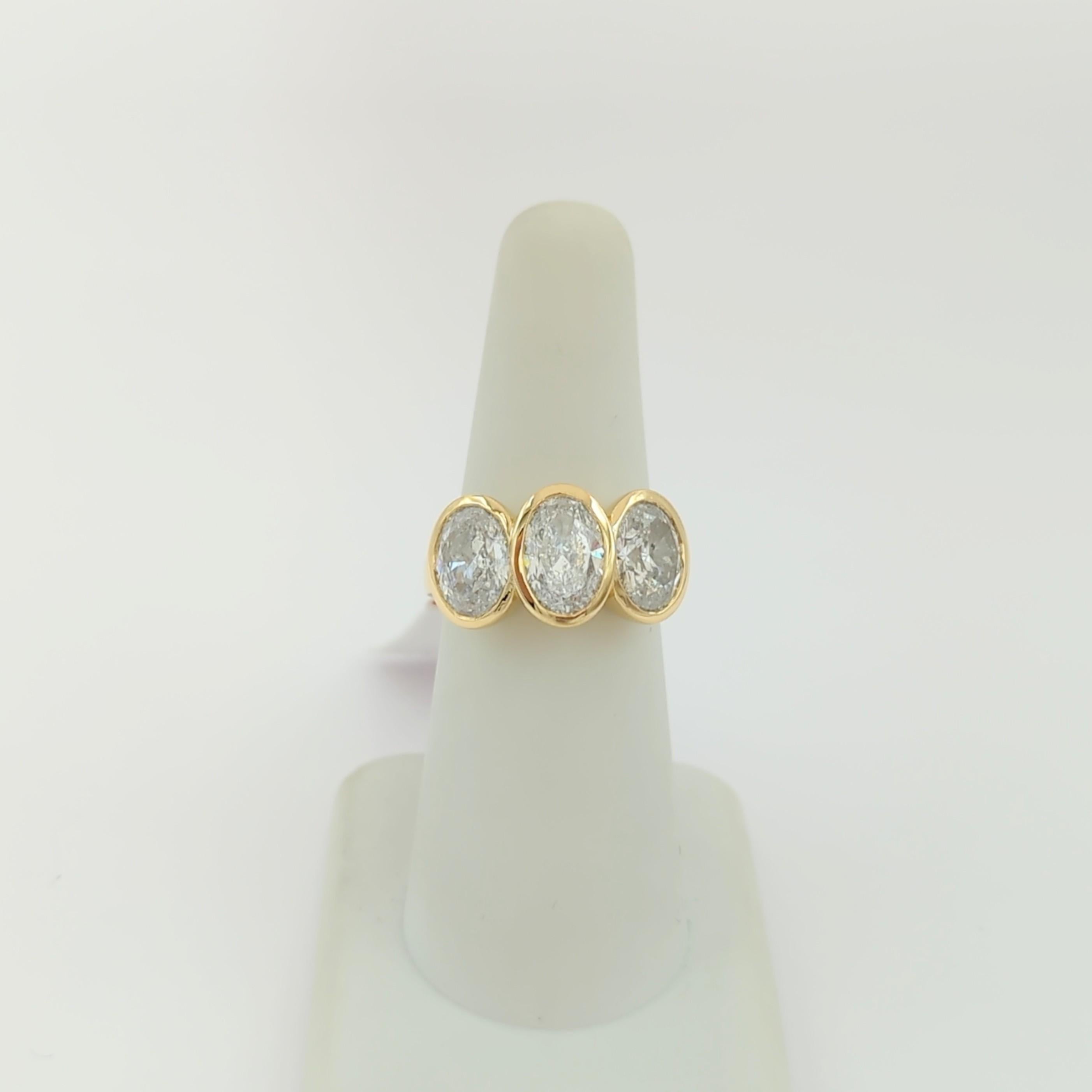 Three Stone White Diamond Oval Ring in 18K Yellow Gold For Sale 1