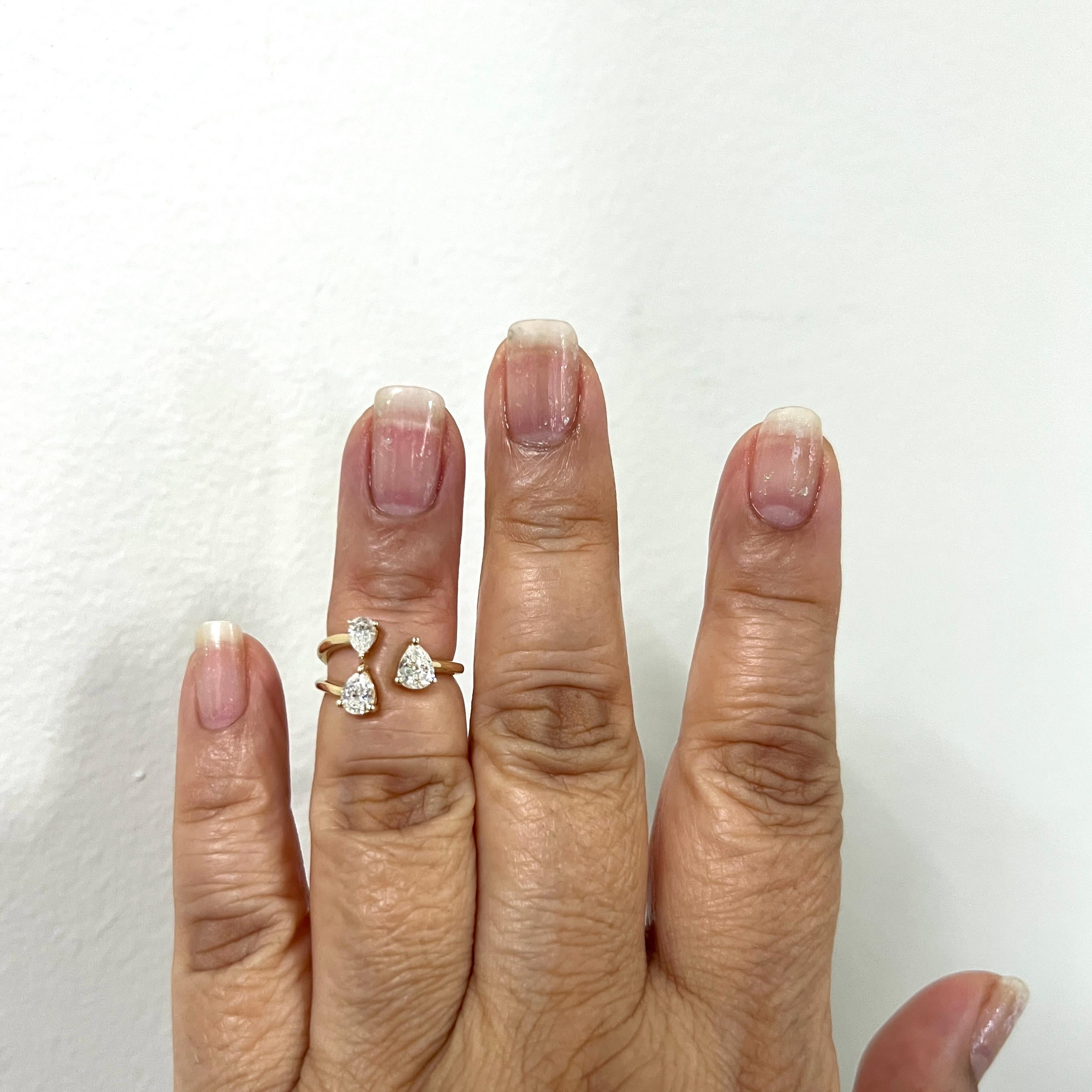 Preciosas formas de pera con diamantes blancos de 0,95 ct.  Hecho a mano en oro amarillo de 14 quilates.  Anillo talla 4,5.