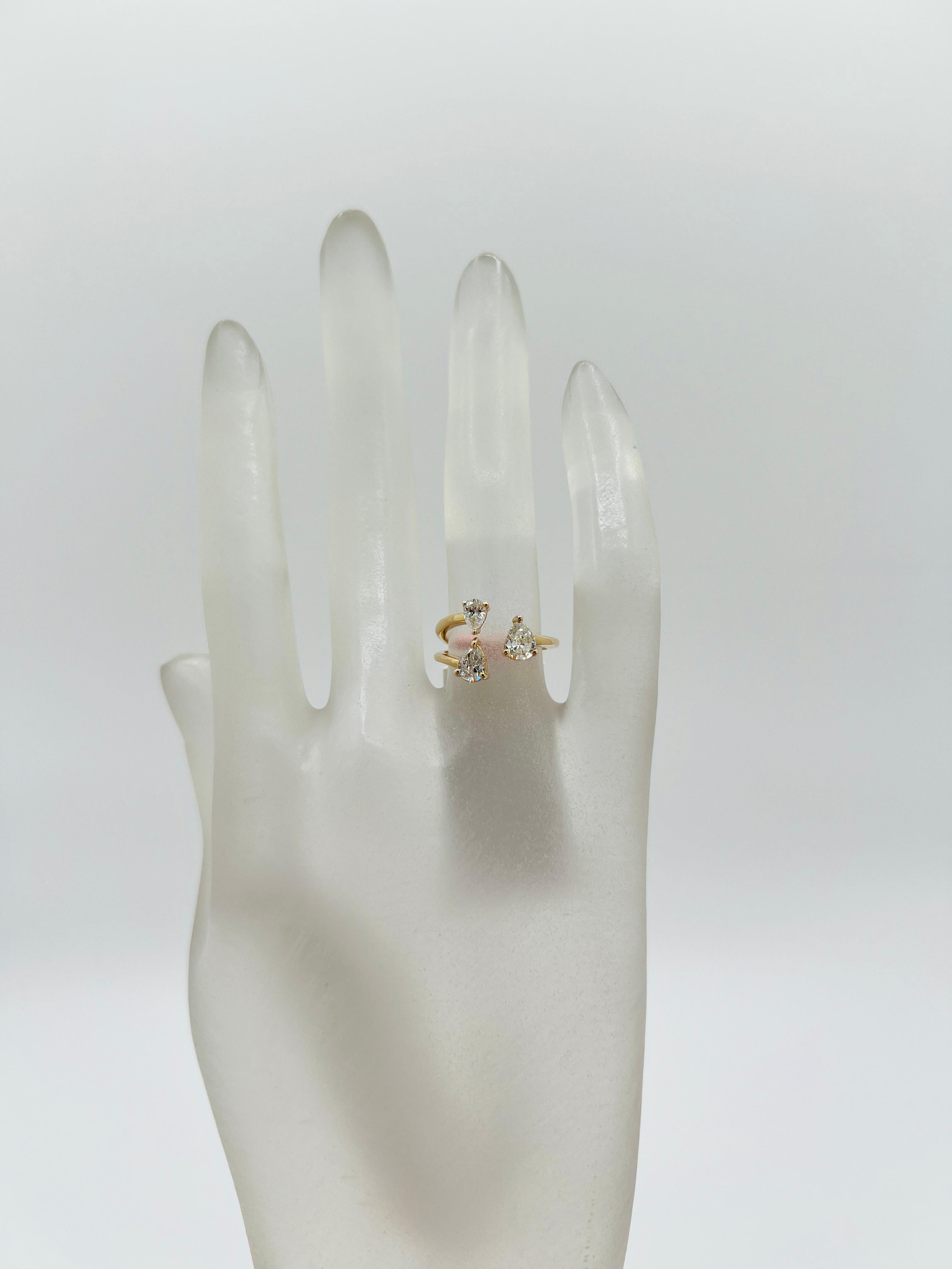 Anillo de oro amarillo de 14 quilates en forma de pera con tres diamantes blancos Corte pera en venta