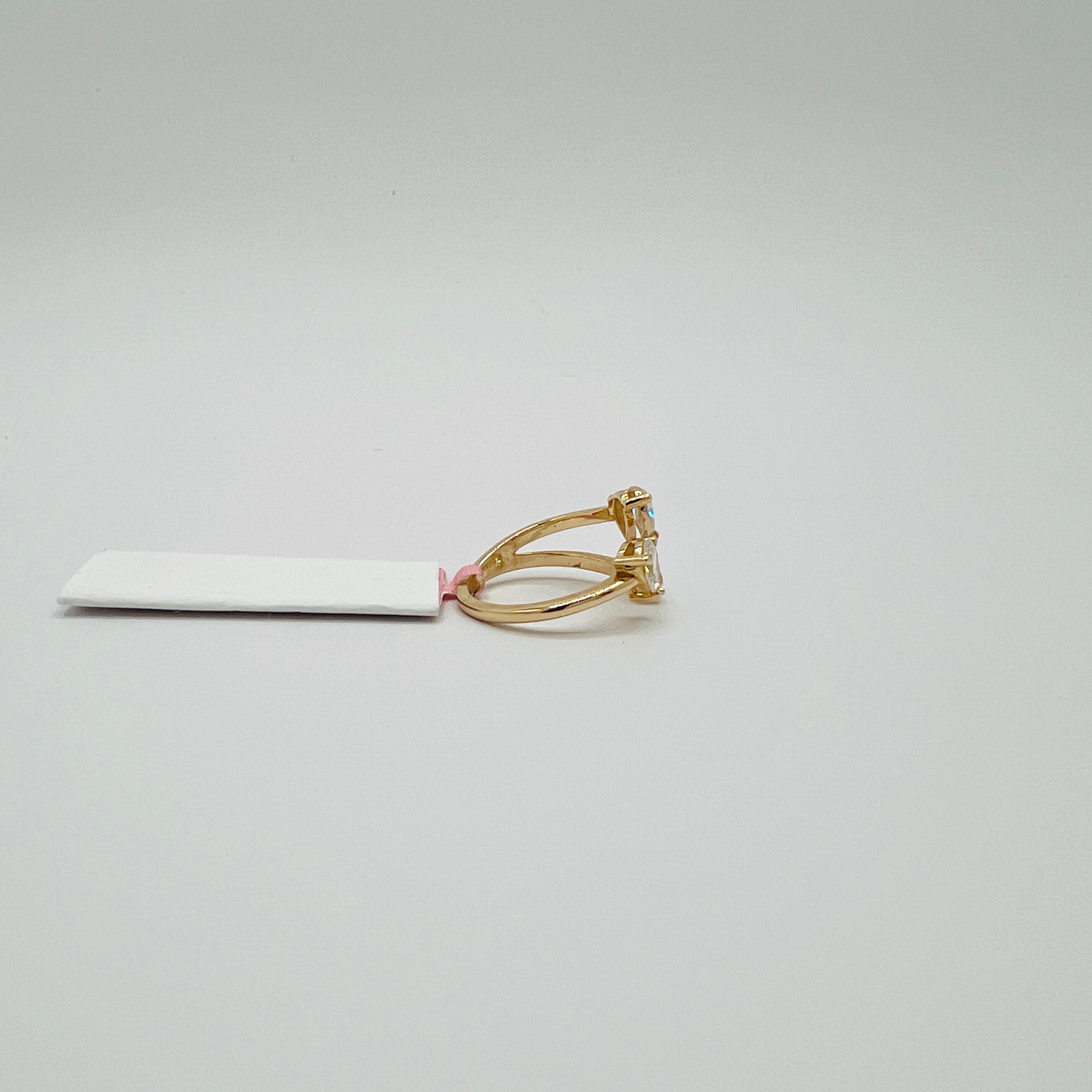 Anillo de oro amarillo de 14 quilates en forma de pera con tres diamantes blancos en Nuevo estado para la venta en Los Angeles, CA