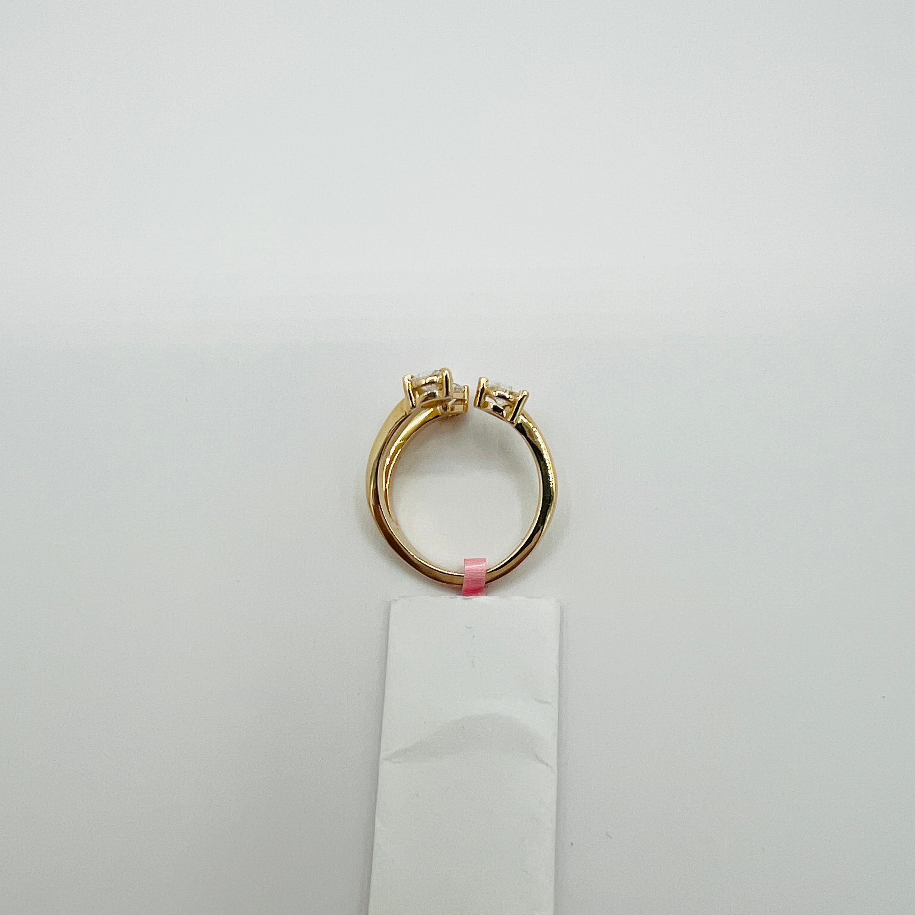 Femenino o masculino Anillo de oro amarillo de 14 quilates en forma de pera con tres diamantes blancos en venta