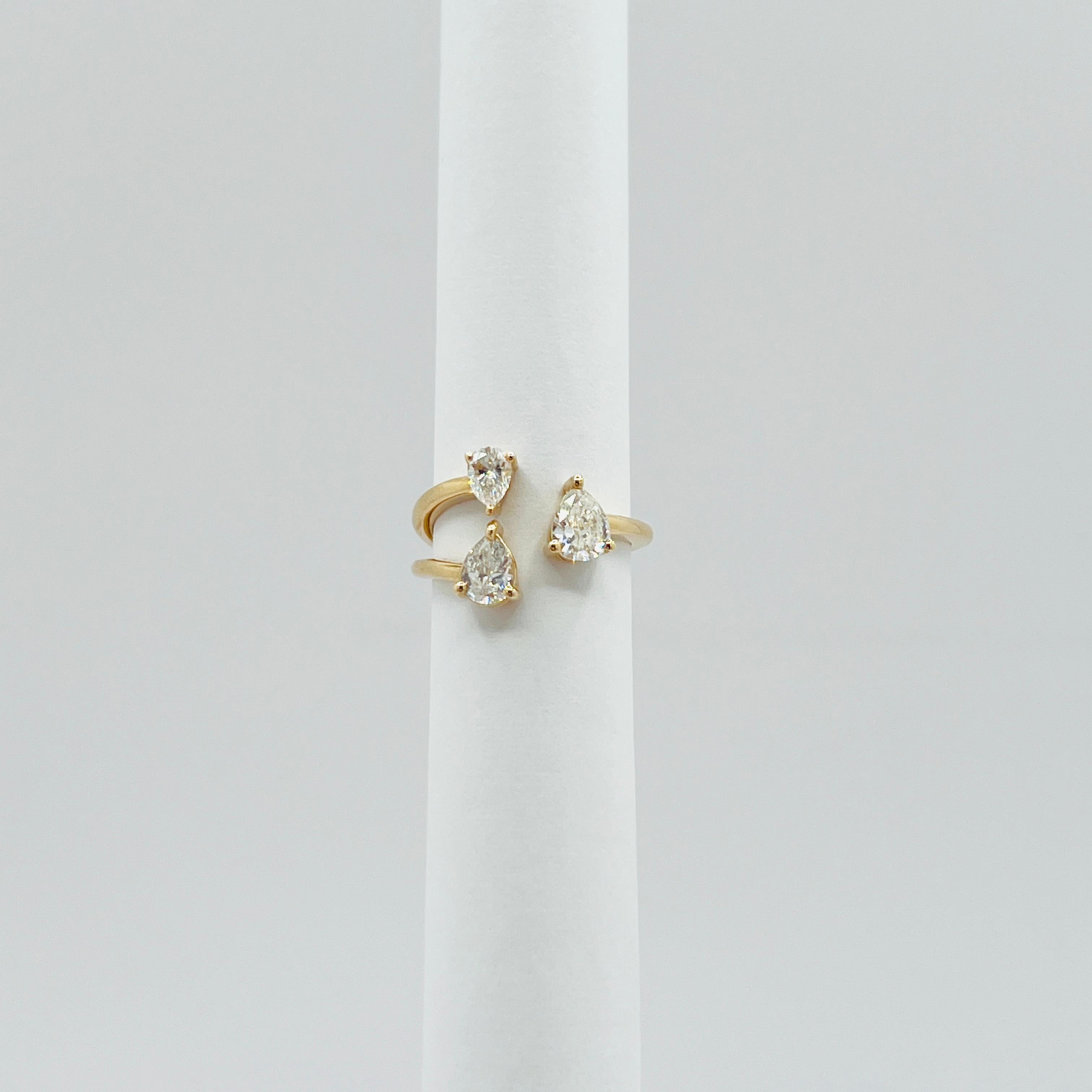 Anillo de oro amarillo de 14 quilates en forma de pera con tres diamantes blancos en venta 2