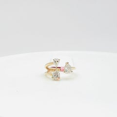 Anillo de oro amarillo de 14 quilates en forma de pera con tres diamantes blancos