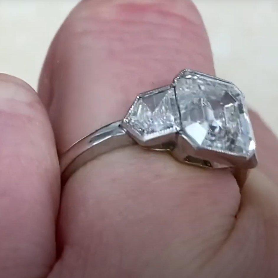 Verlobungsring mit drei Steinen mit Diamanten im Smaragdschliff (GIA ca. 3,10 Karat) im Zustand „Hervorragend“ im Angebot in New York, NY