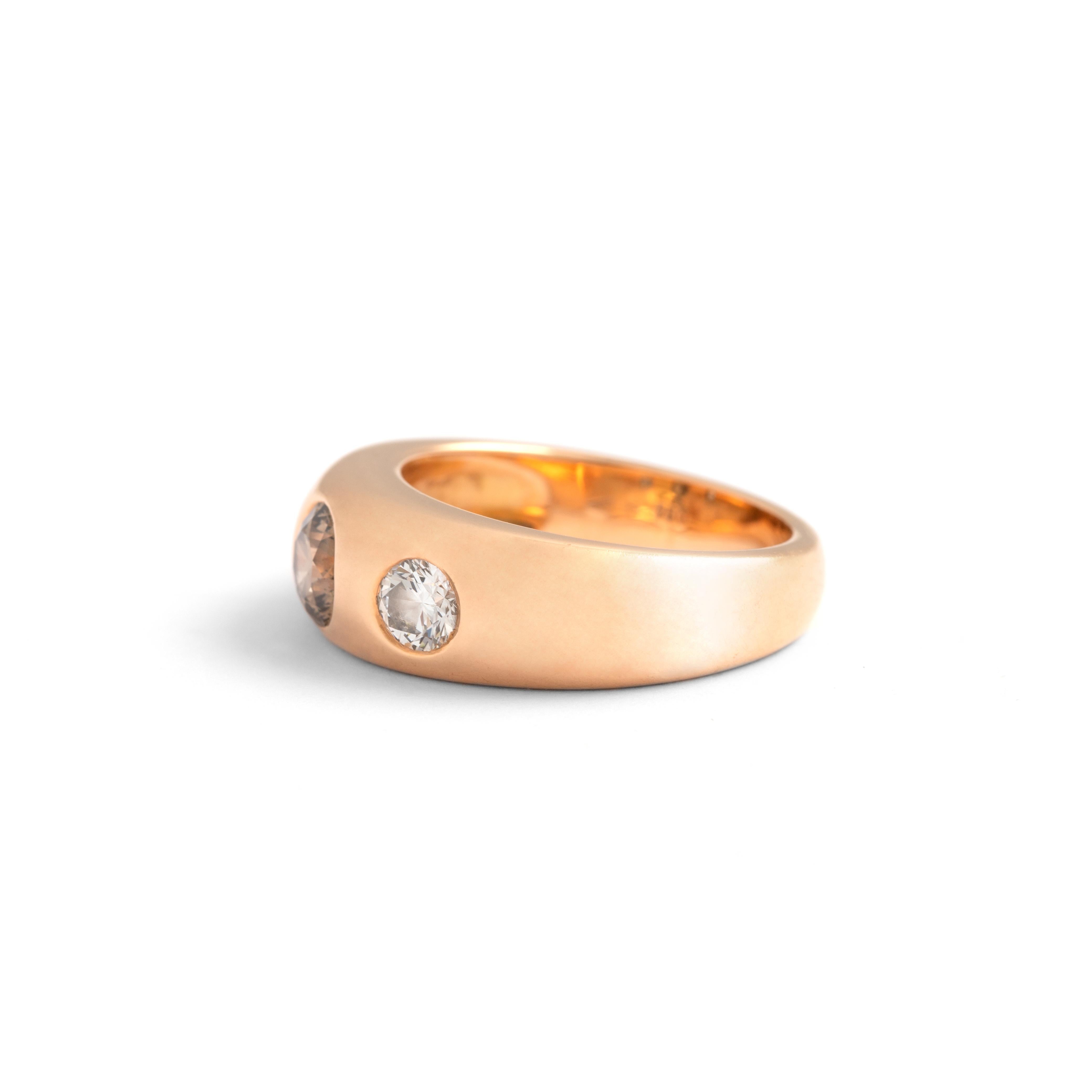 Contemporary Three Stones Diamond Gold 18k Ring For Sale