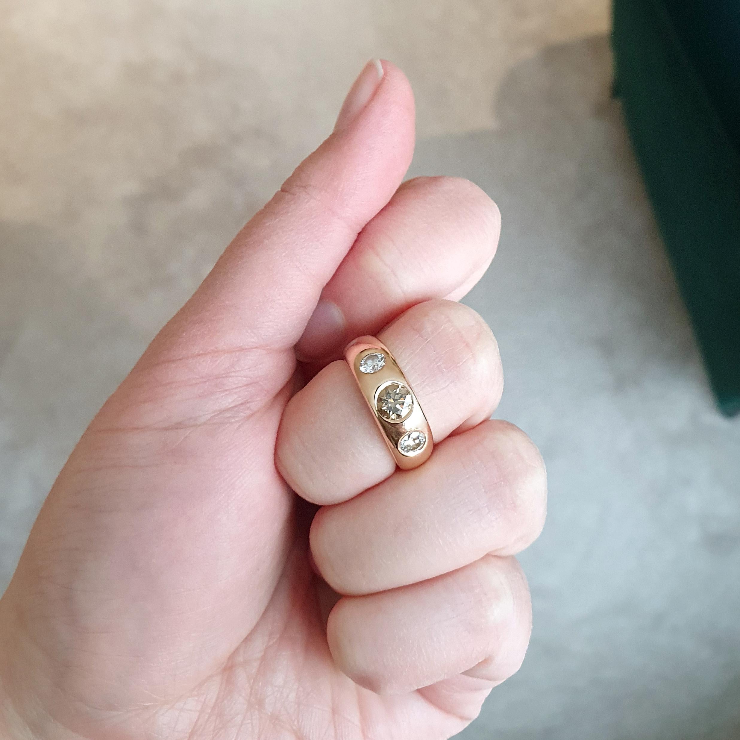 Three Stones Diamond Gold 18k Ring For Sale 2
