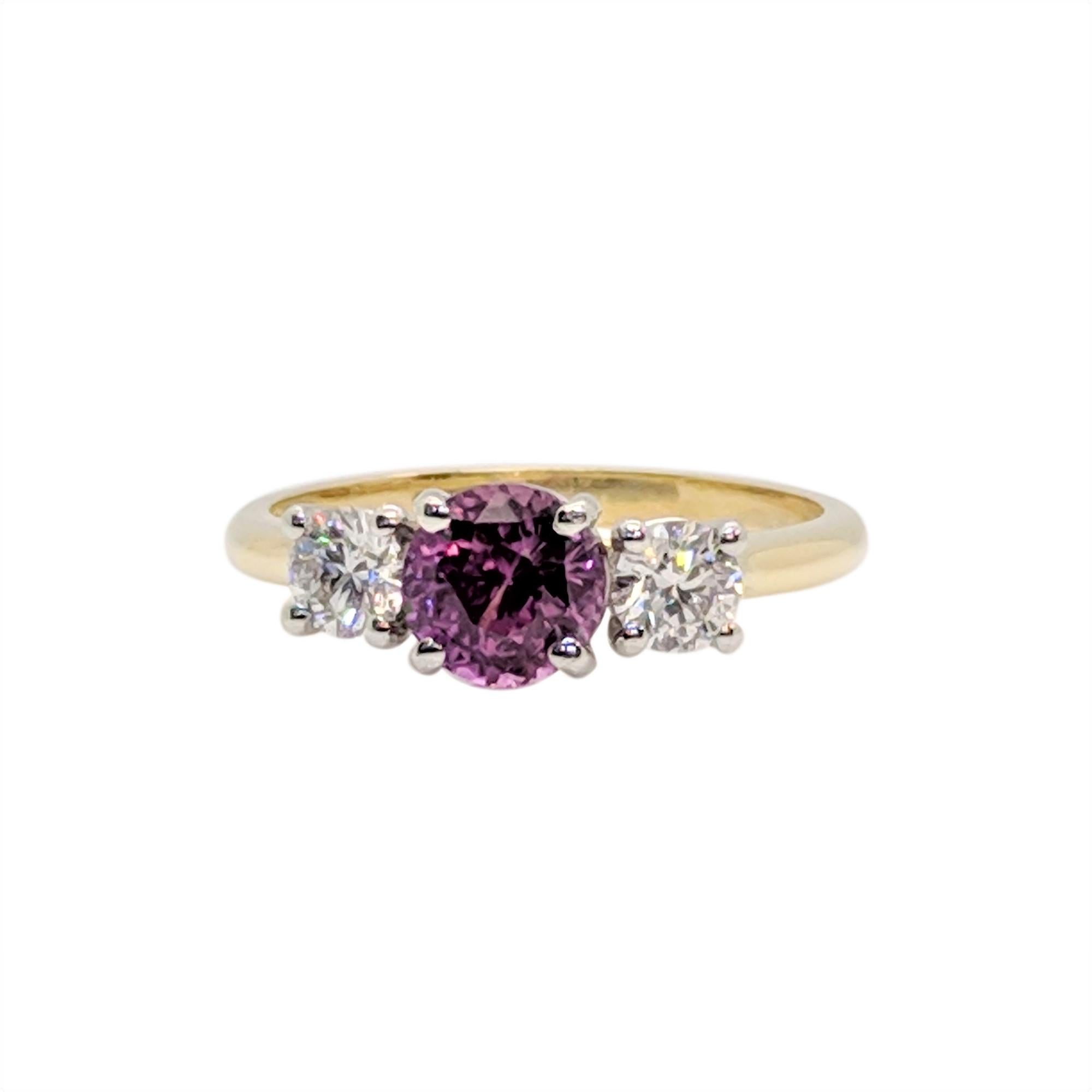 Three Stones Round Diamond Pink Sapphire Engagement Ring in 18 Carat Gold In New Condition In South Perth, AU