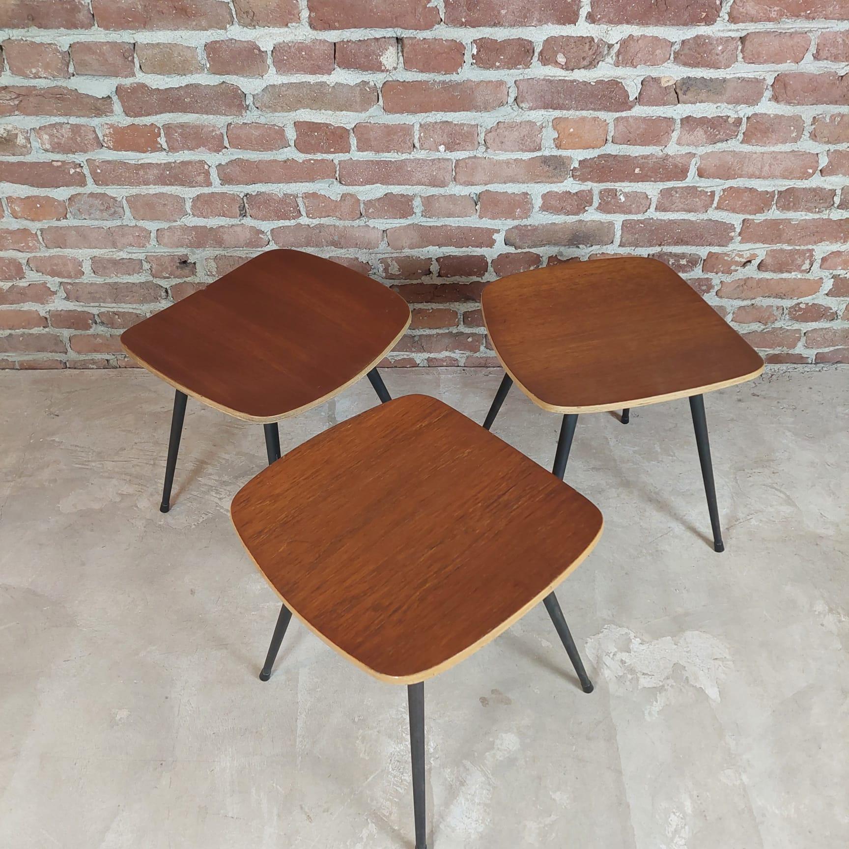 Impiallacciato Tre sgabelli, teak e acciaio, Denamark 1950s in vendita