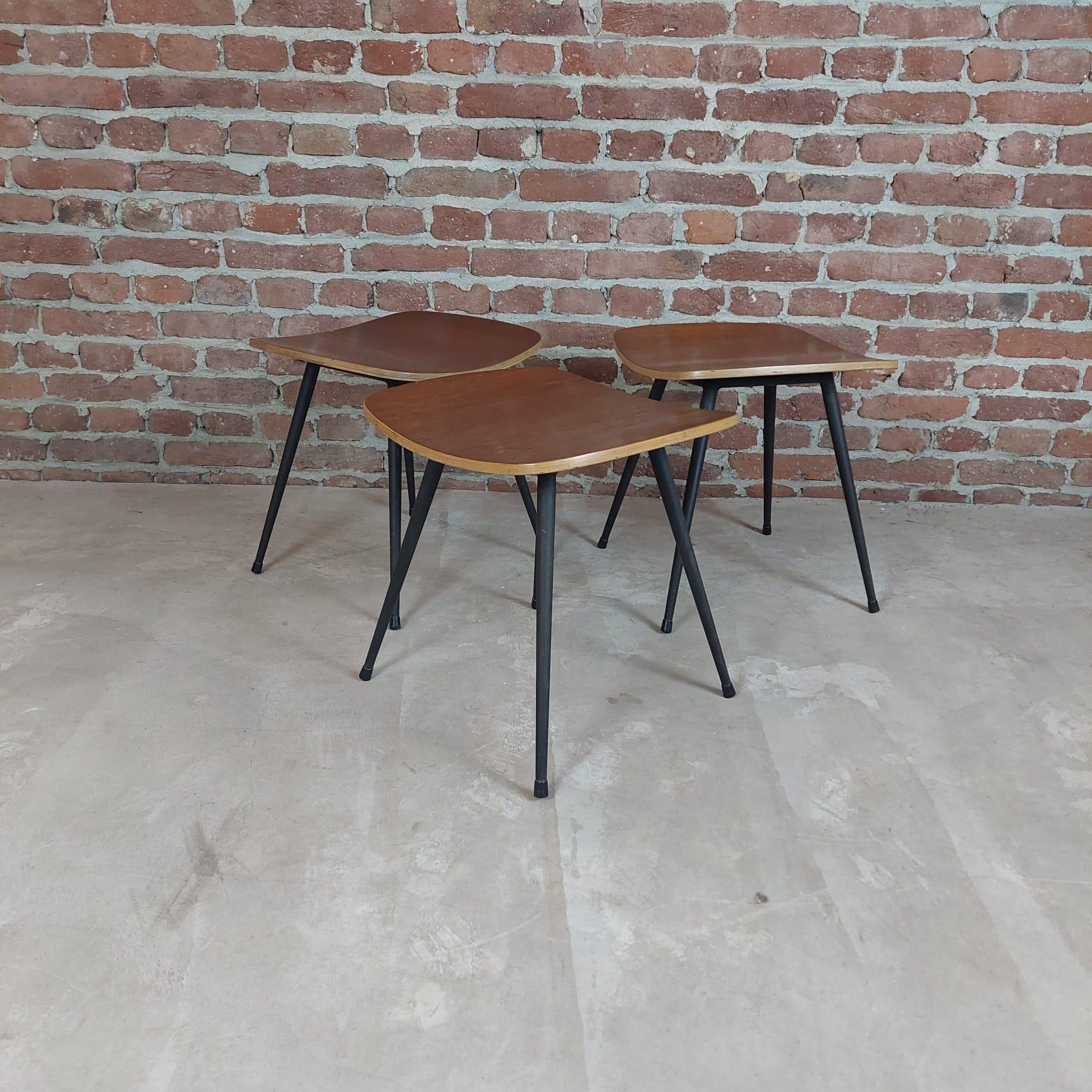 Tre sgabelli, teak e acciaio, Denamark 1950s In condizioni ottime in vendita a Torino, IT