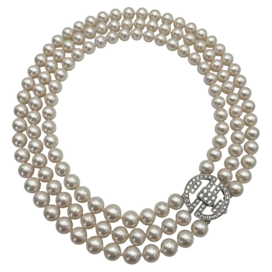 Collier à trois rangs de perles Akoya avec fermoir Art déco en or blanc 18 carats serti de diamants