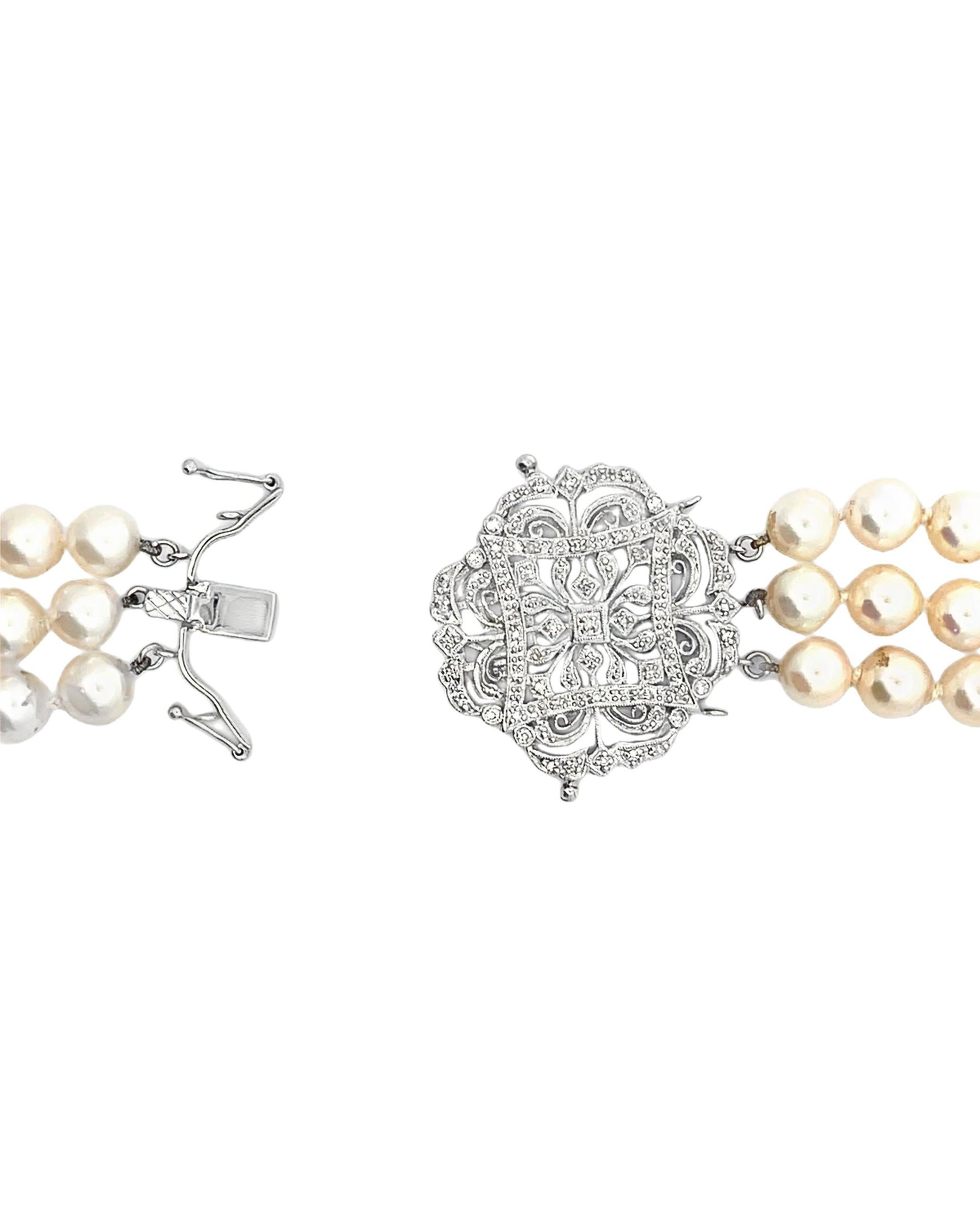 Three Strand Culture Pearl Necklace with 14K White Gold Antique Inspired Clasp Contemporáneo en venta