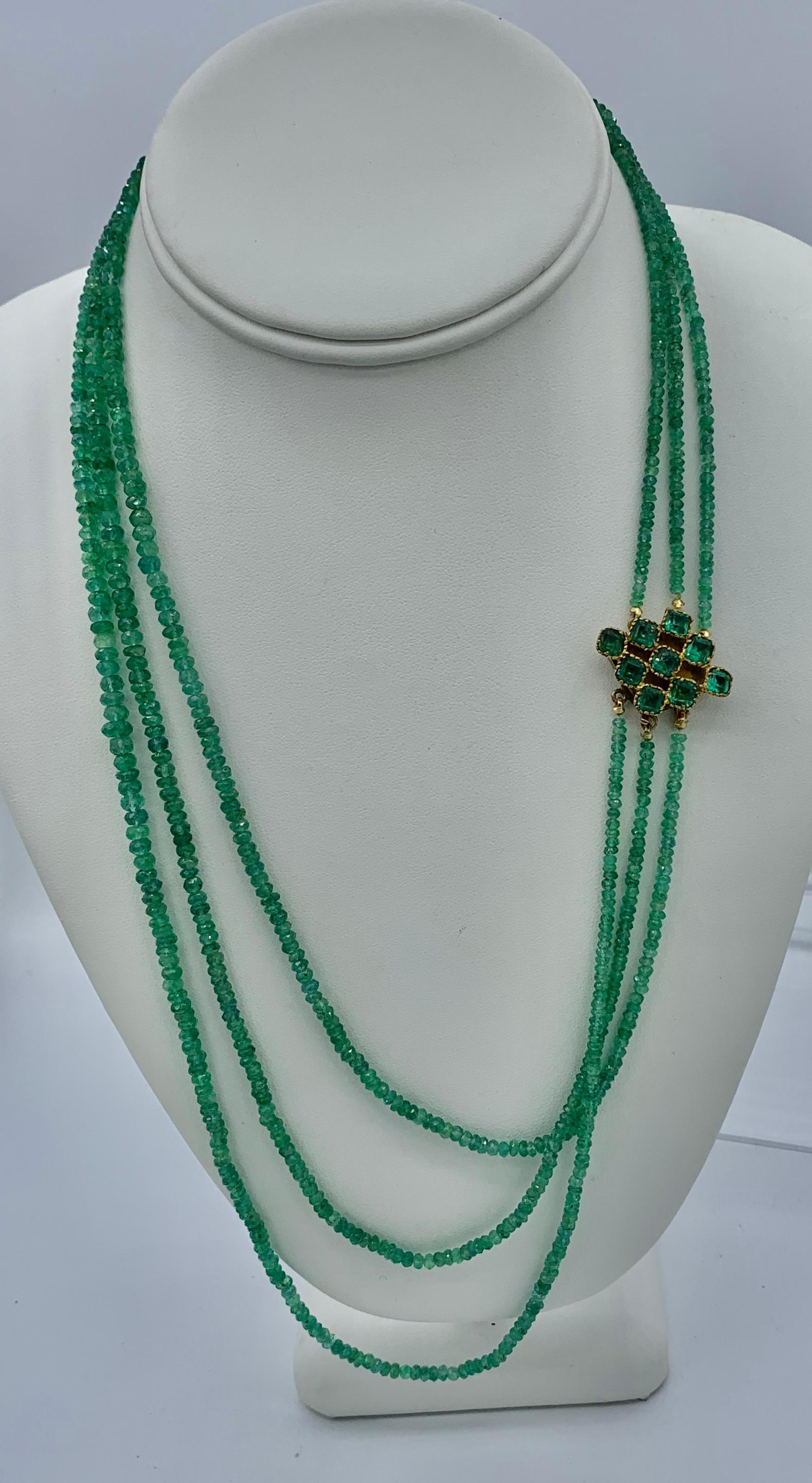Dies ist eine strahlende Smaragd-Halskette mit drei Strängen von abgestuften funkelnden natürlichen Smaragd-Perlen mit einem fabelhaften Smaragd-Verschluss.  Die Smaragdkette ist mit dem kürzesten Strang 22 Zoll (55 cm) lang. Die Schließe ist mit