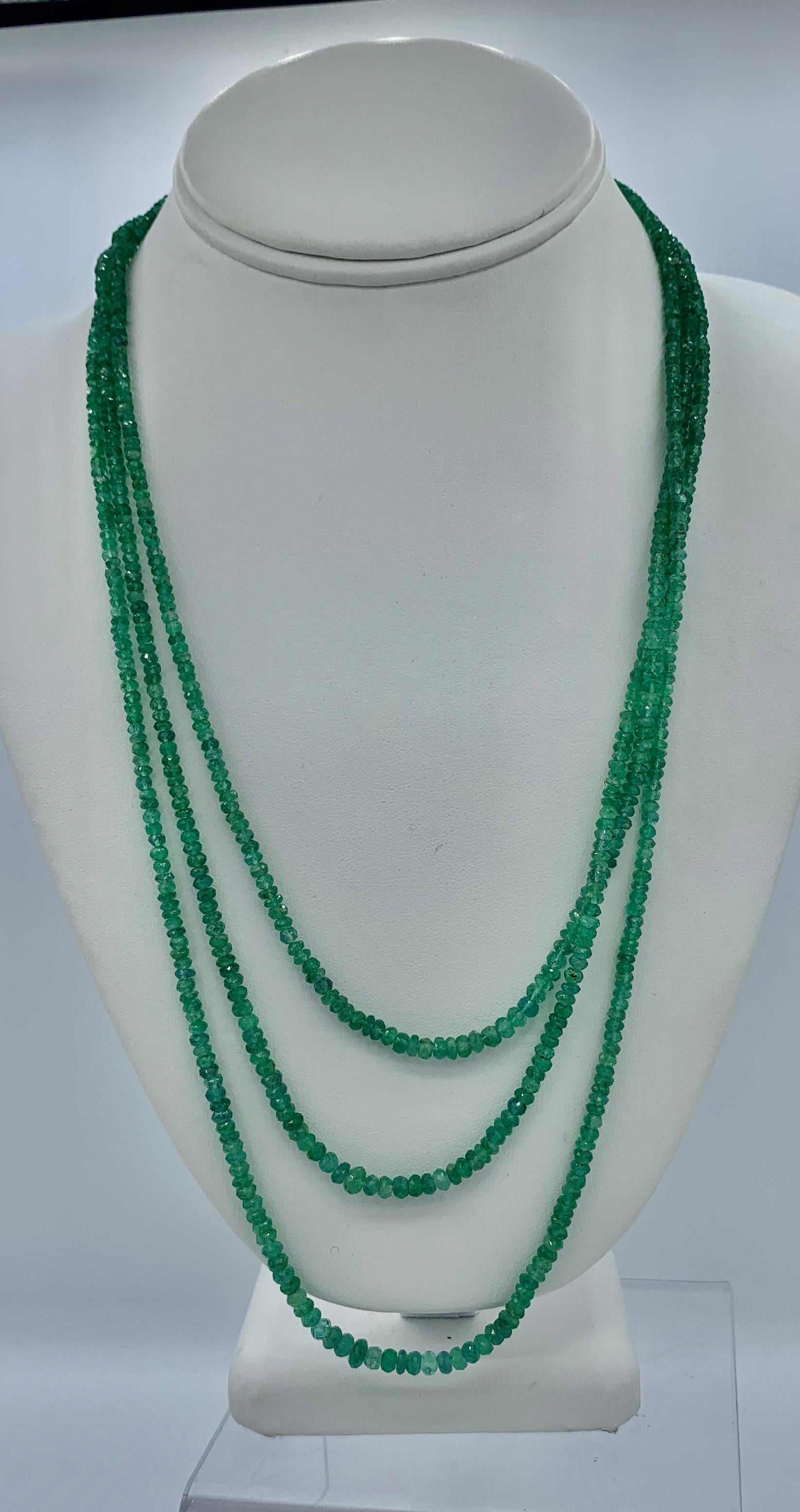 Dreireihige Smaragd-Halskette mit abgestuften natürlichen abgebauten Smaragden (Perle) im Angebot